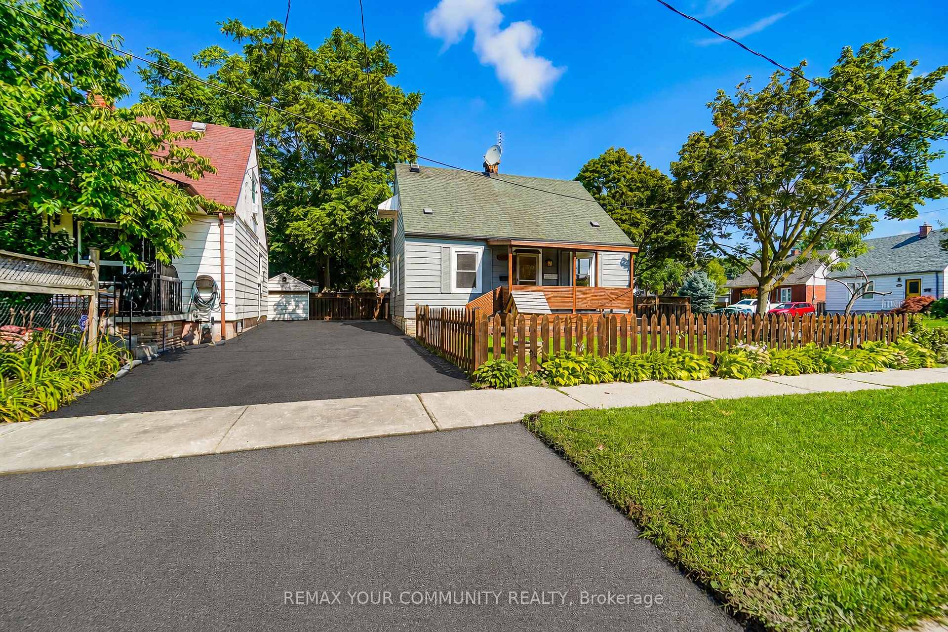 102 Hearst Circle, Toronto, On M6m 2v1