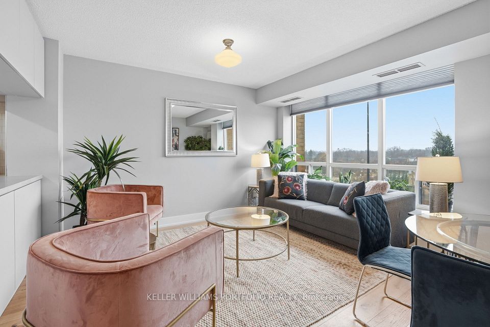 190 Manitoba Street 802, Toronto, On M8y 3y8