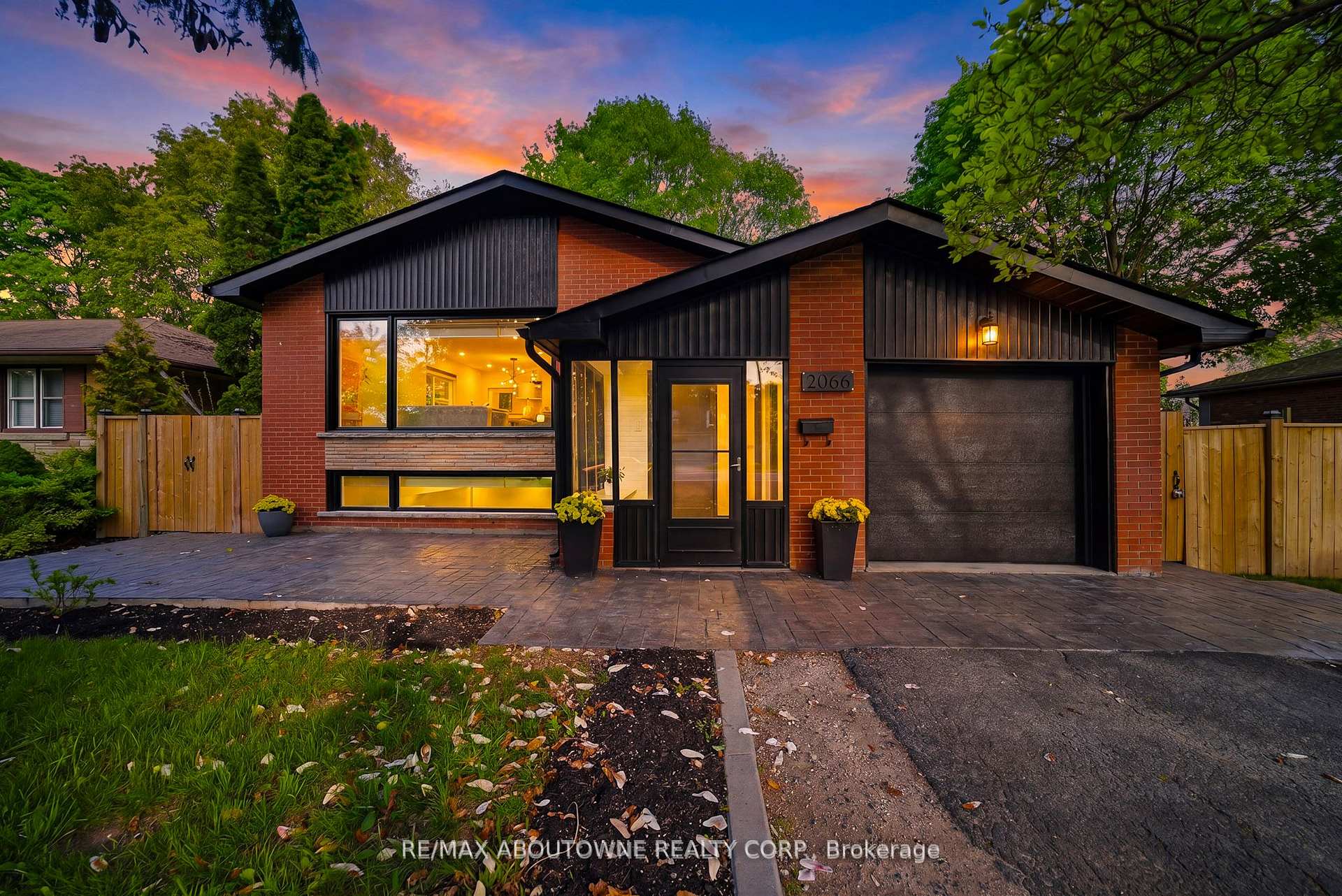 2066 Rebecca Street, Oakville, On L6l 2a2