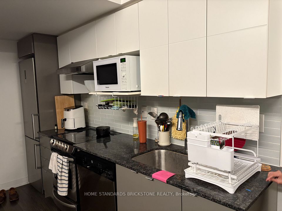 160 Flemington Road 1001, Toronto, On M6a 0a9