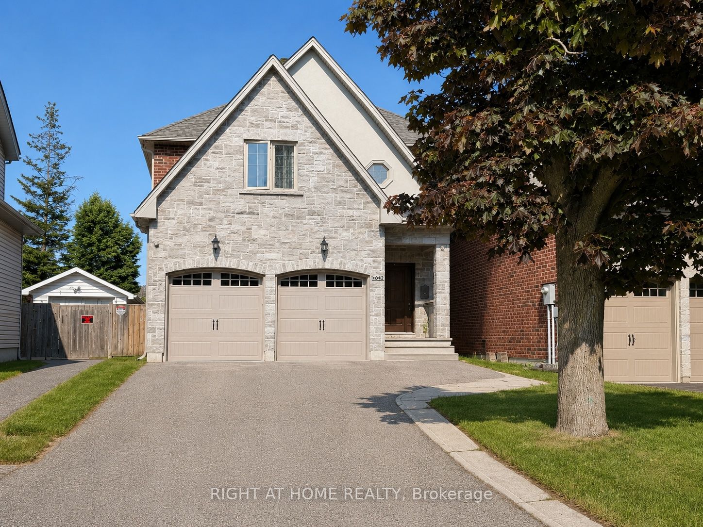 1049 Greaves Avenue, Mississauga, On L5e 1w4
