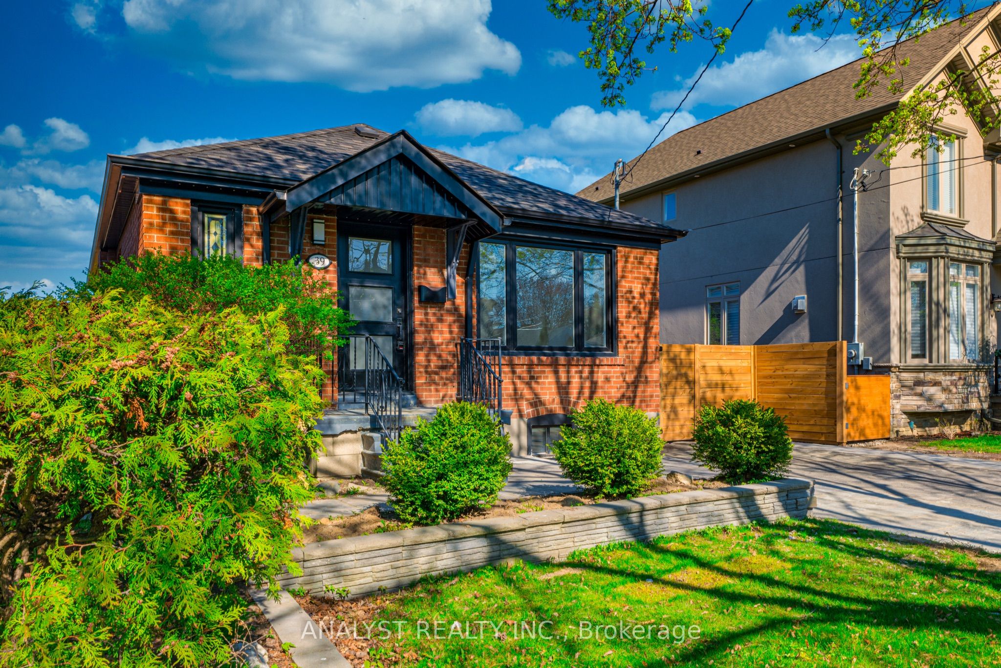 39 Chartwell Road Lower Level, Toronto, On M8z 4e9