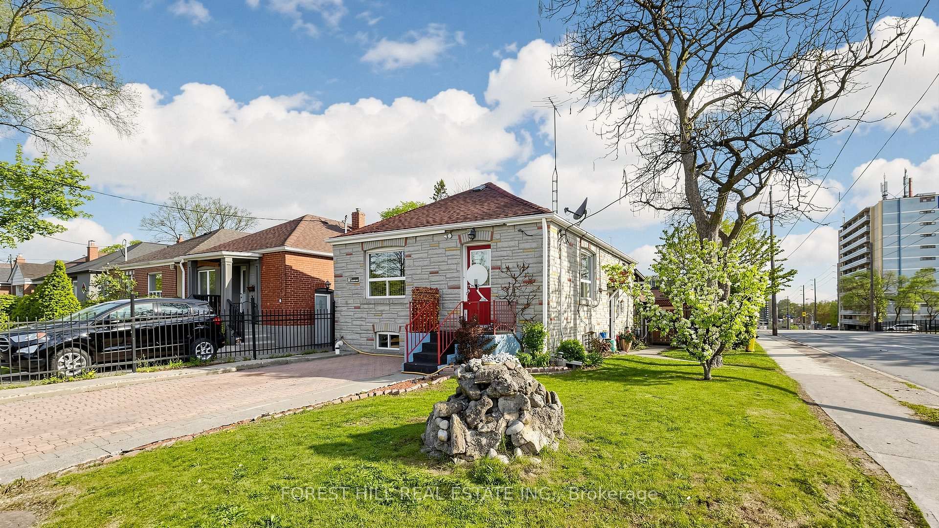 2 Ellins Avenue, Toronto, On M6n 2a1