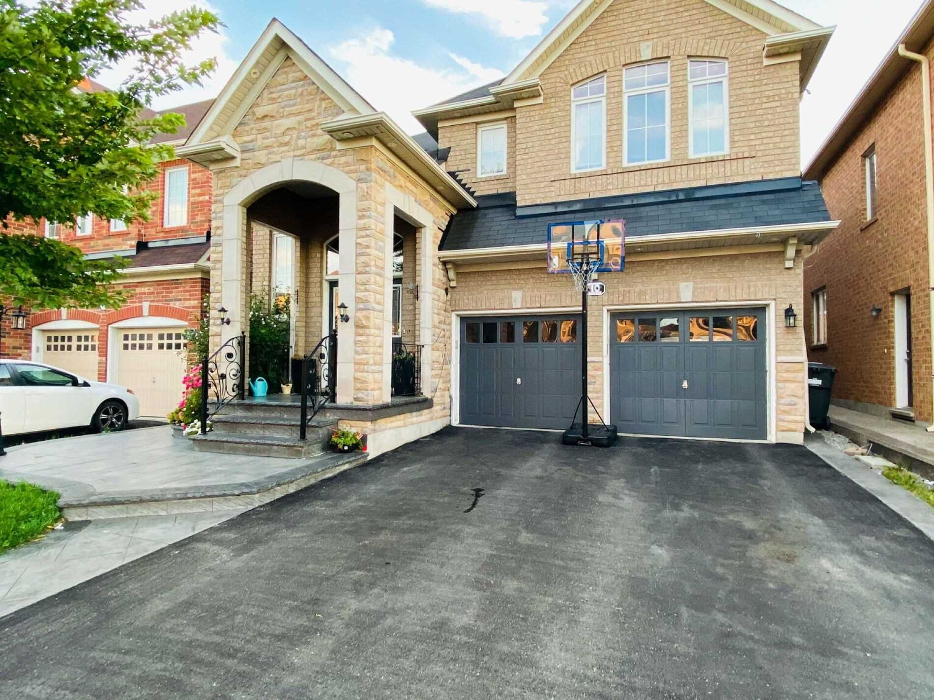 10 Bloom Drive, Brampton, On L6p 3c2