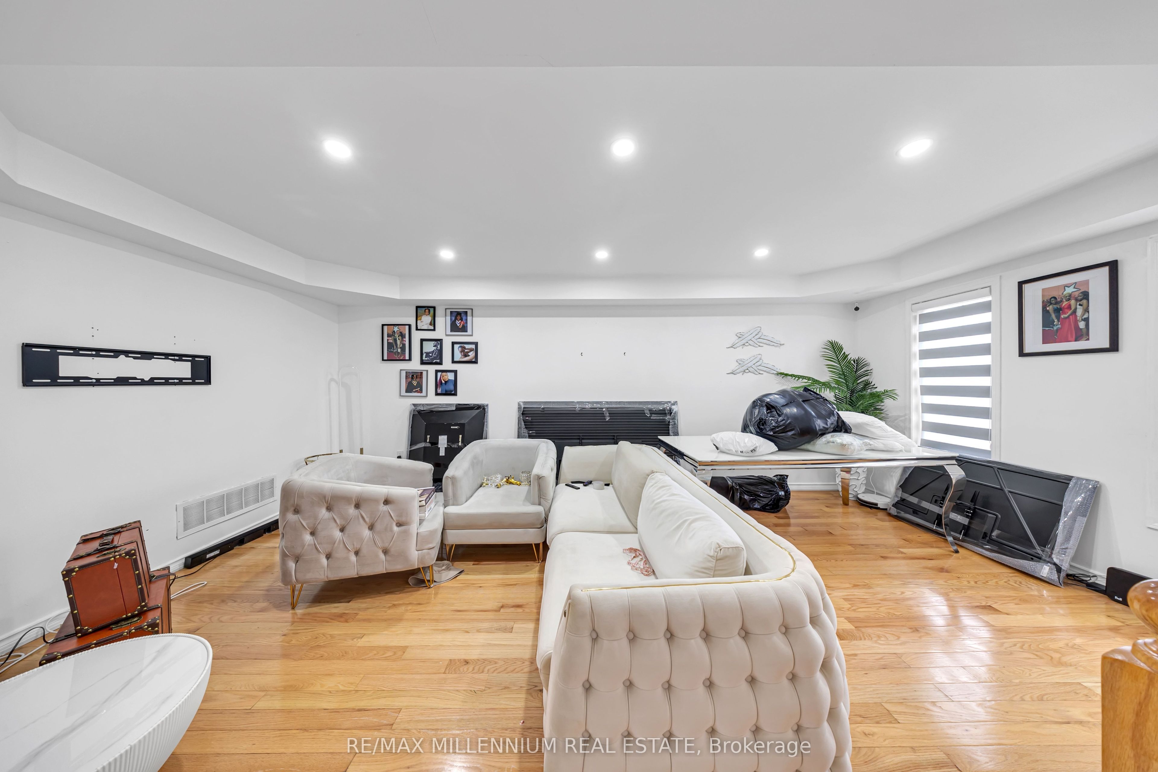 39 Decker Hollow Circle, Brampton, On L6x 0k9
