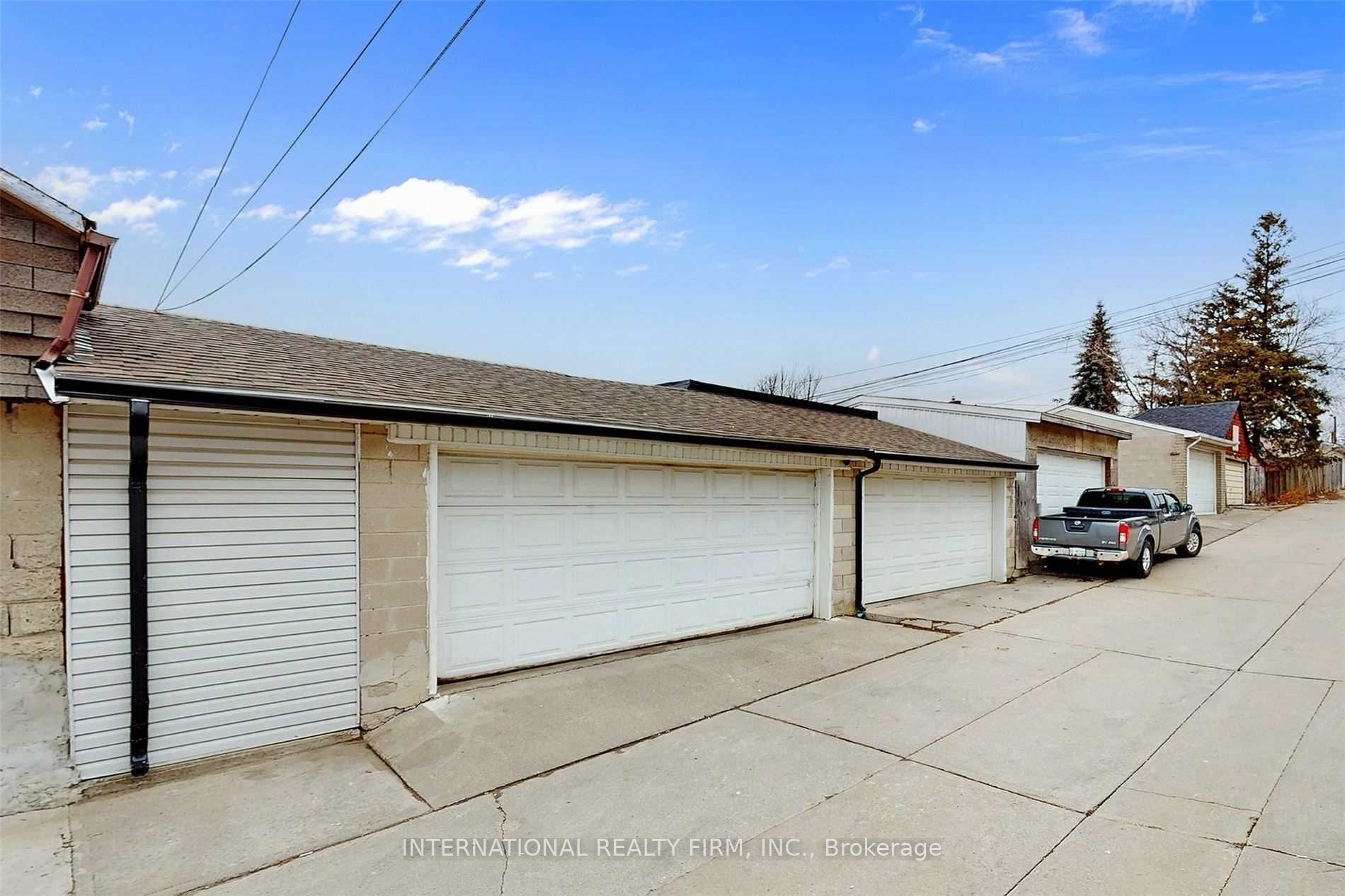 297 Gilbert Avenue, Toronto, On M6e 4w8