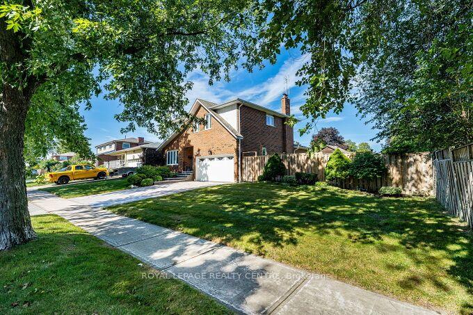 671 Louis Drive, Mississauga, On L5b 2v4