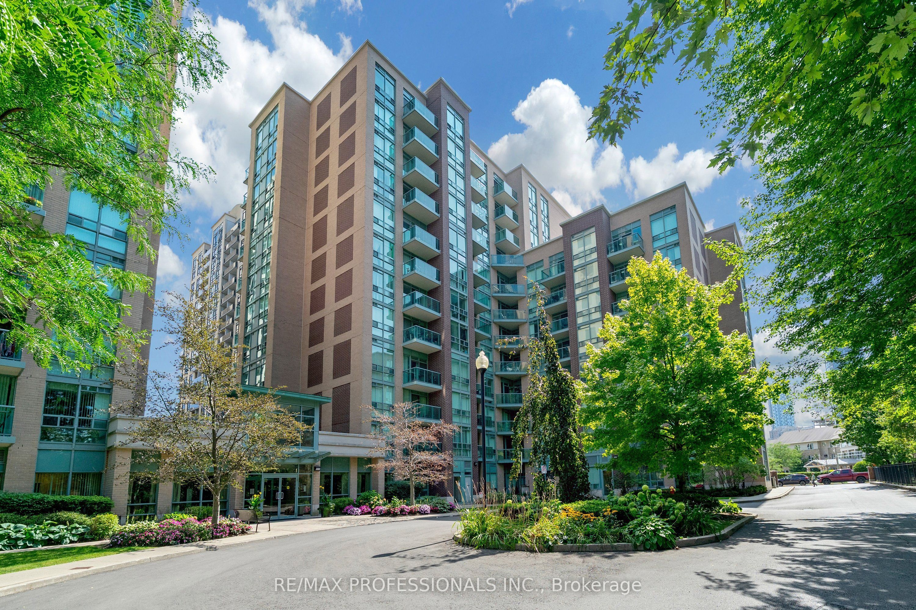9 Michael Power Place 402, Toronto, On M9a 0a5