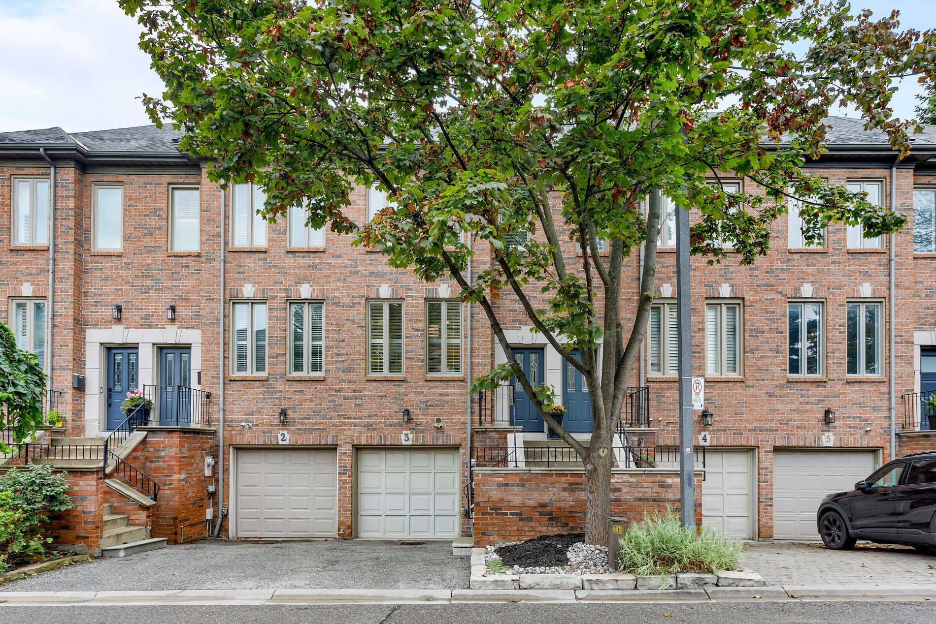 175 Grand Avenue 3, Toronto, On M8y 3y3