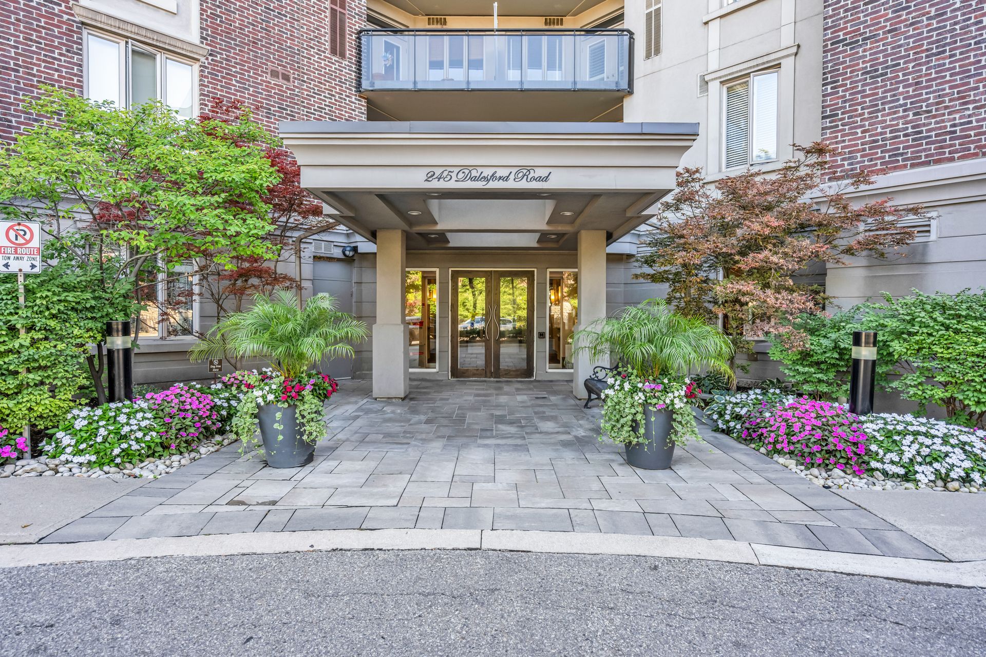 245 Dalesford Road 422, Toronto, On M8y 4h7