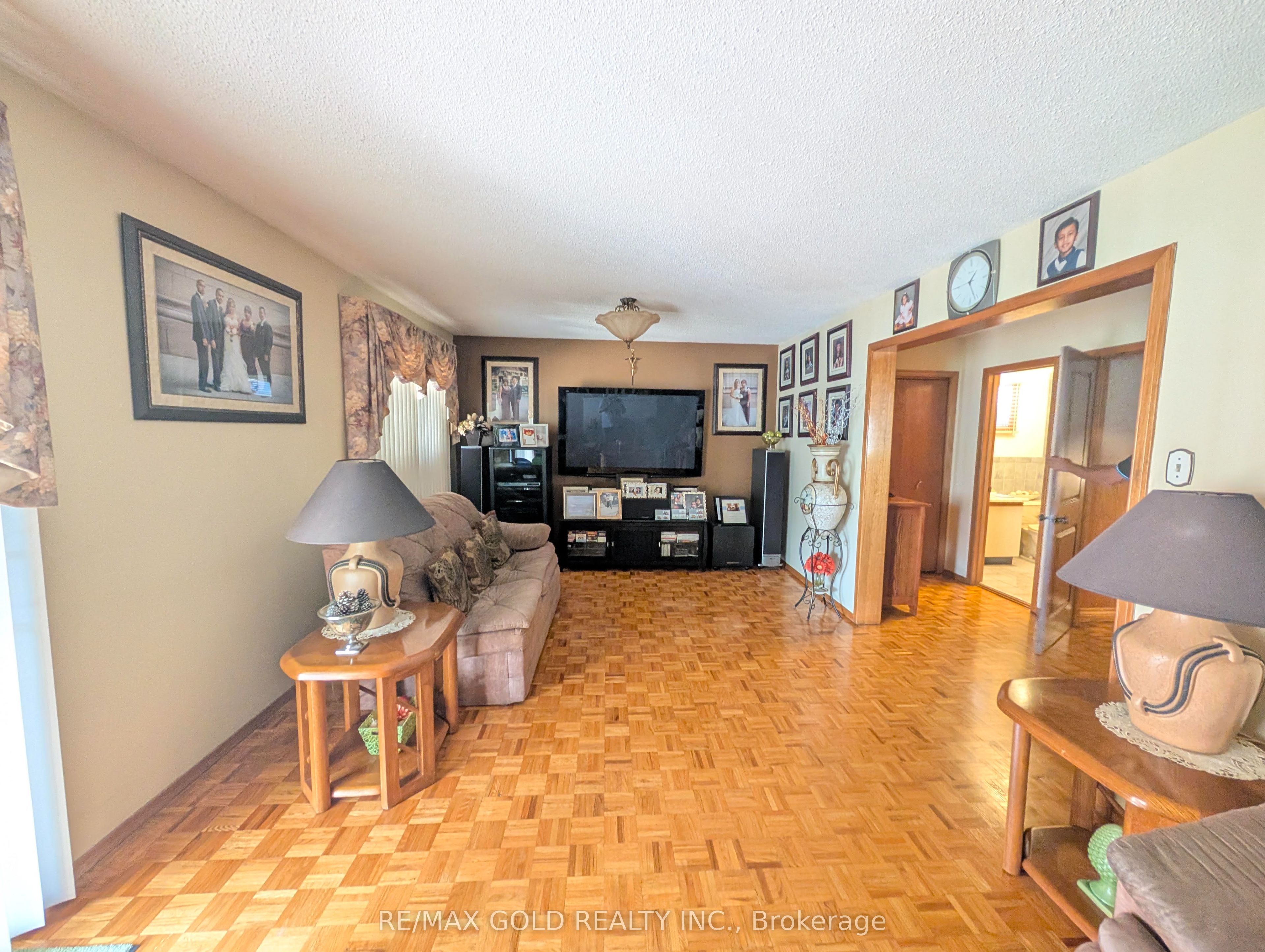 16 Cassis Drive, Toronto, On M9v 4z6