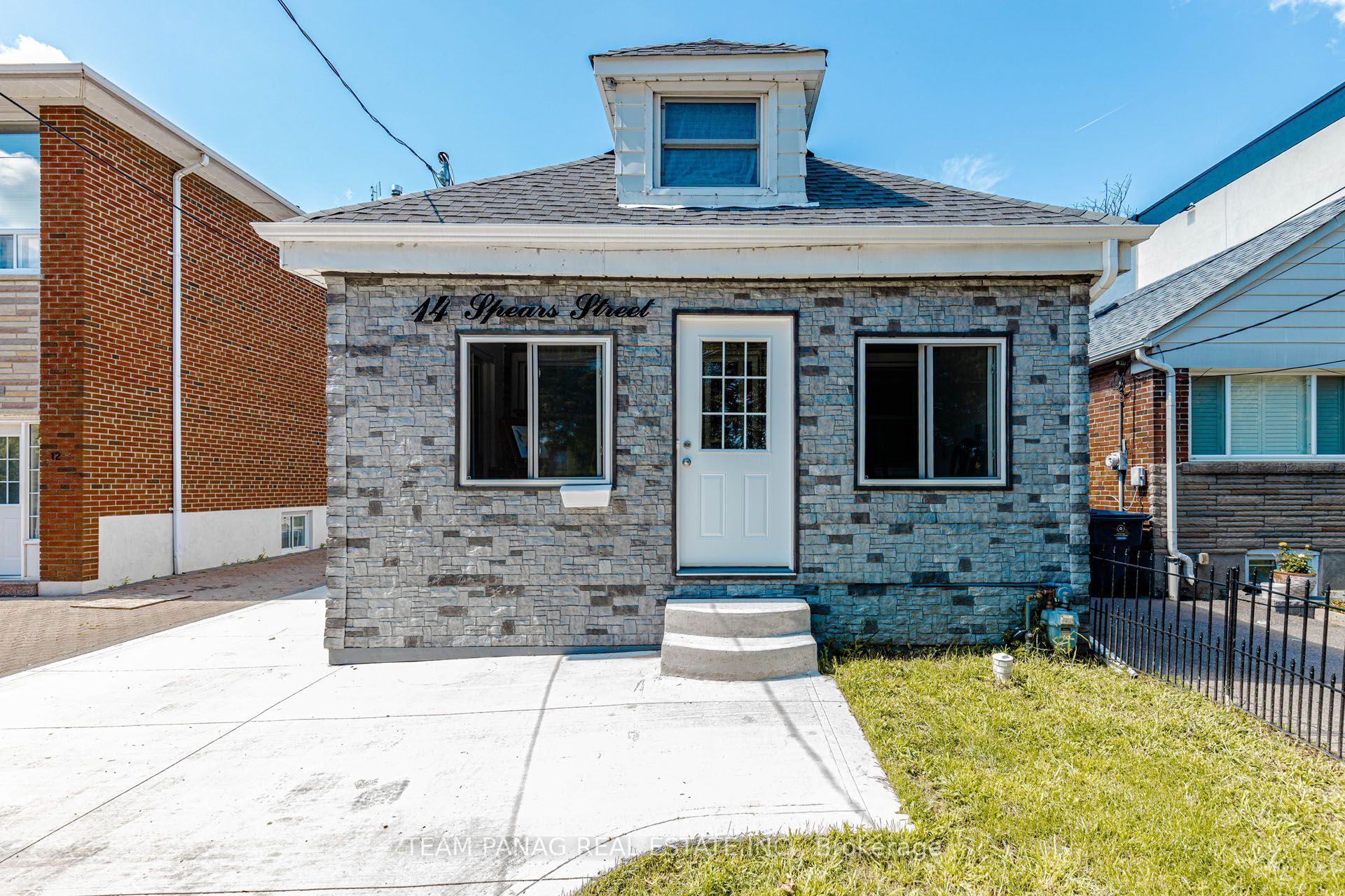 14 Spears Street, Toronto, On M6n 3x7