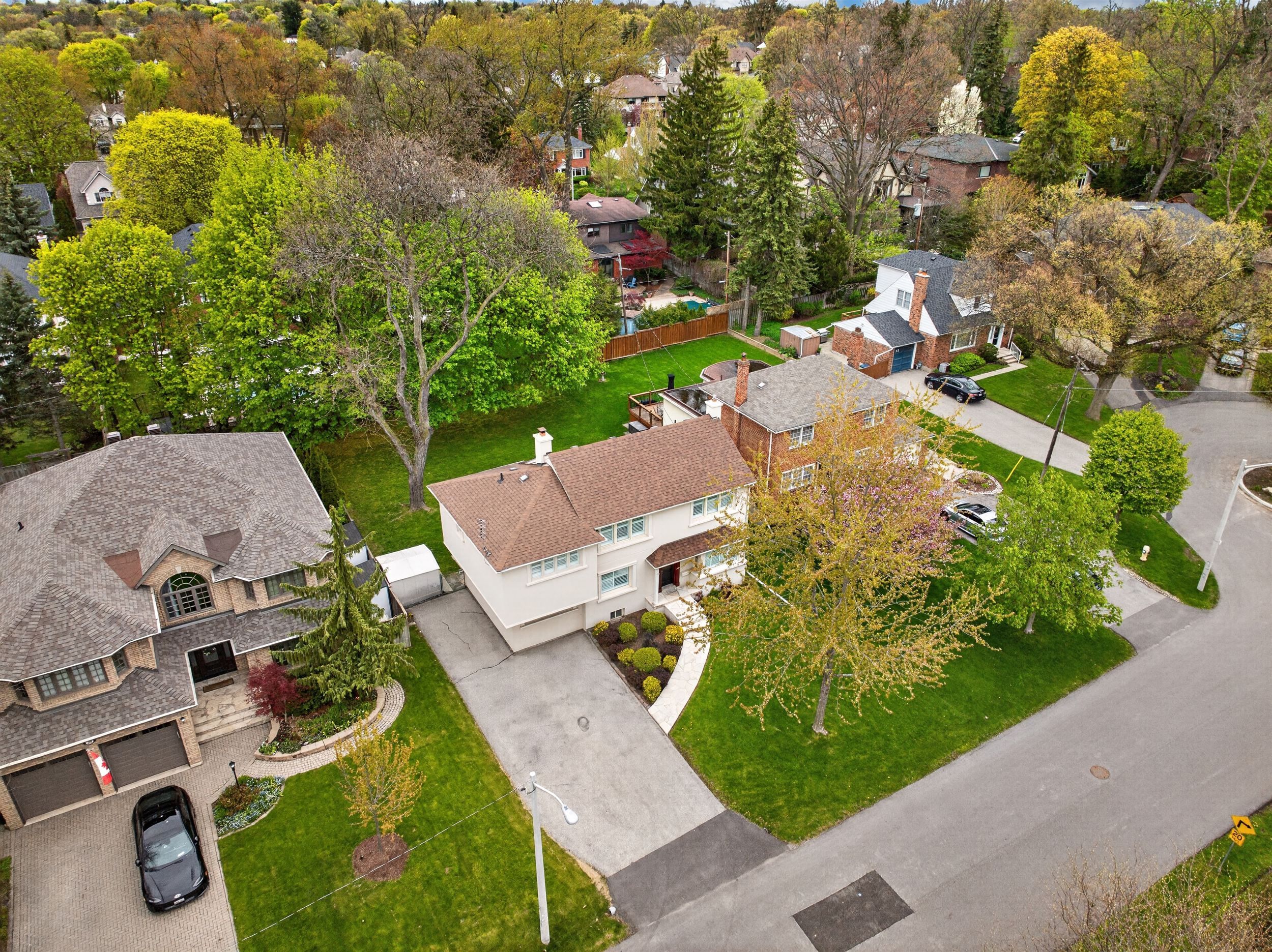 27 Nottingham Drive, Toronto, On M9a 2w4