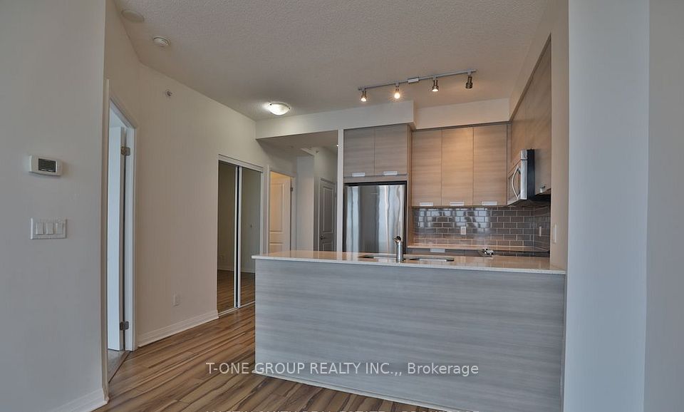 75 Eglinton Avenue W 1306, Mississauga, On L5r 1b2