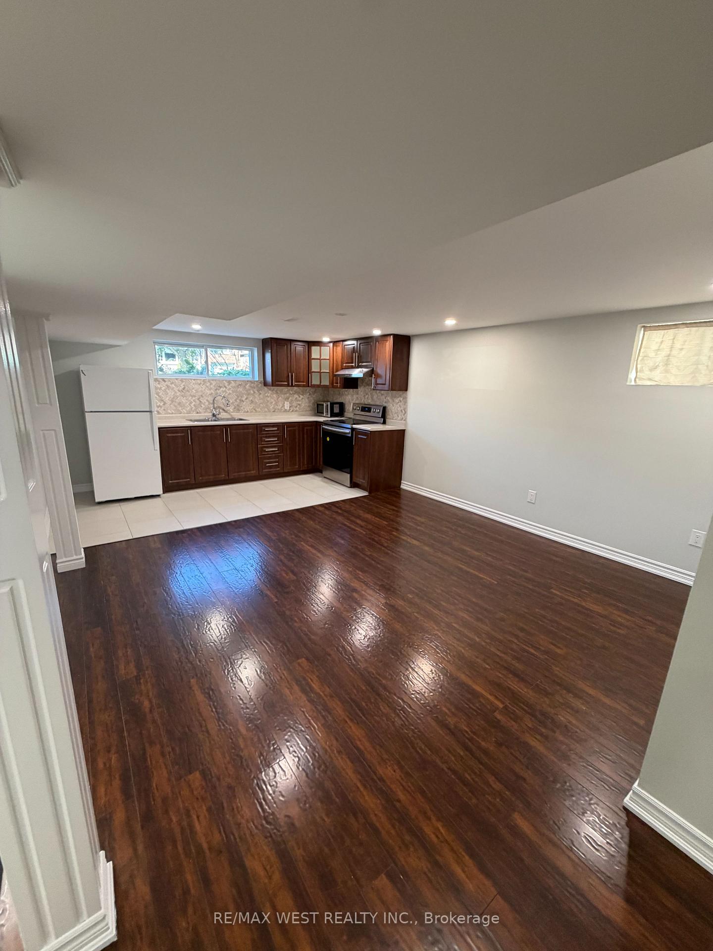 15 Macleod Street, Toronto, On M6l 2m7