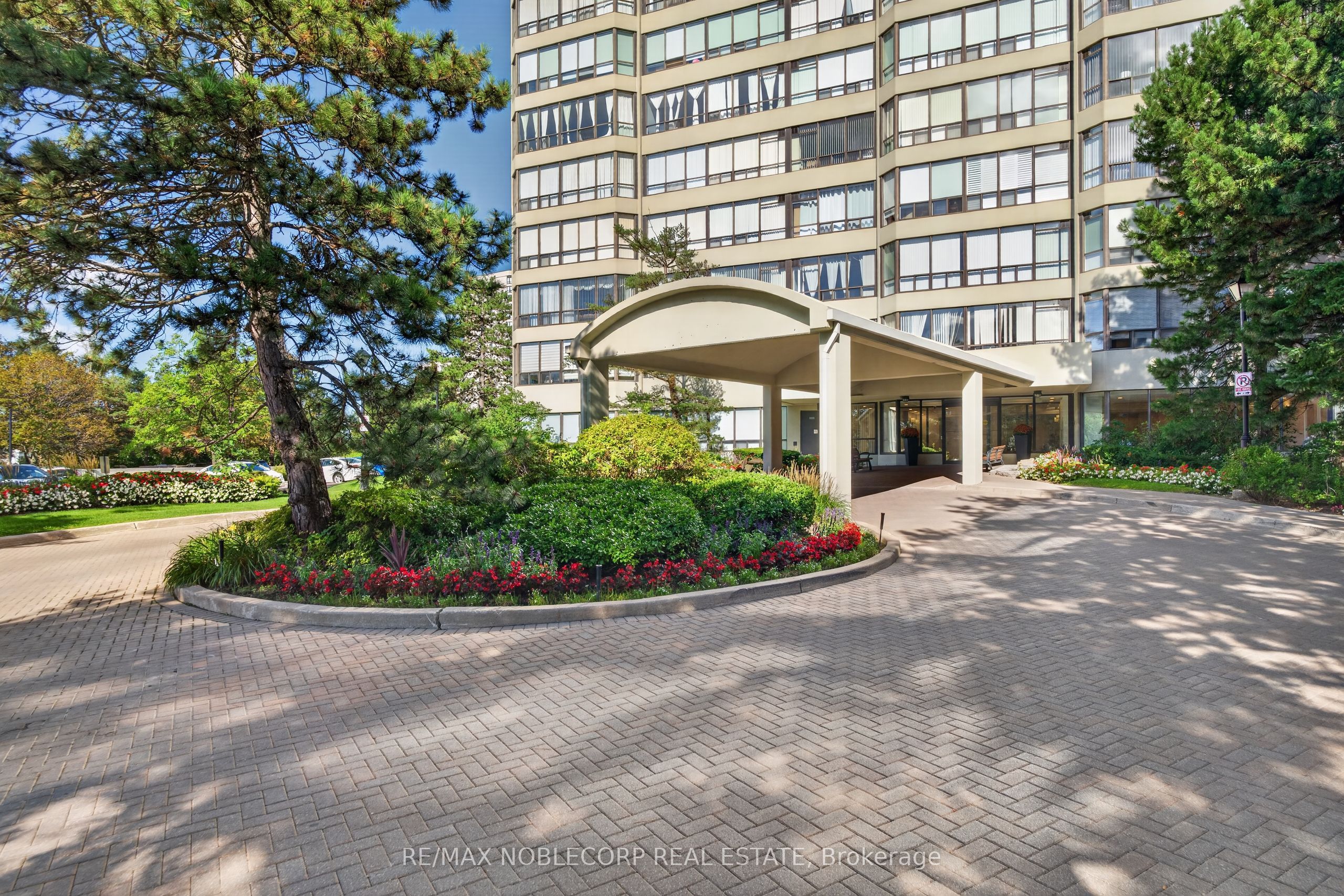 22 Hanover Road 1603, Brampton, On L6s 5k7