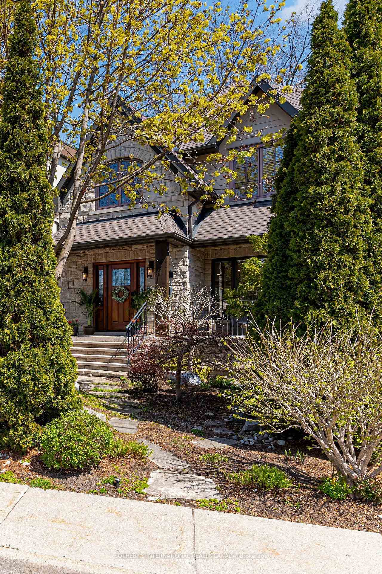 31 Maple Avenue N, Mississauga, On L5h 2r9