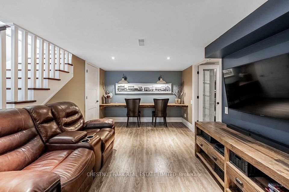 4380 Spruce Avenue, Burlington, On L7l 1l8