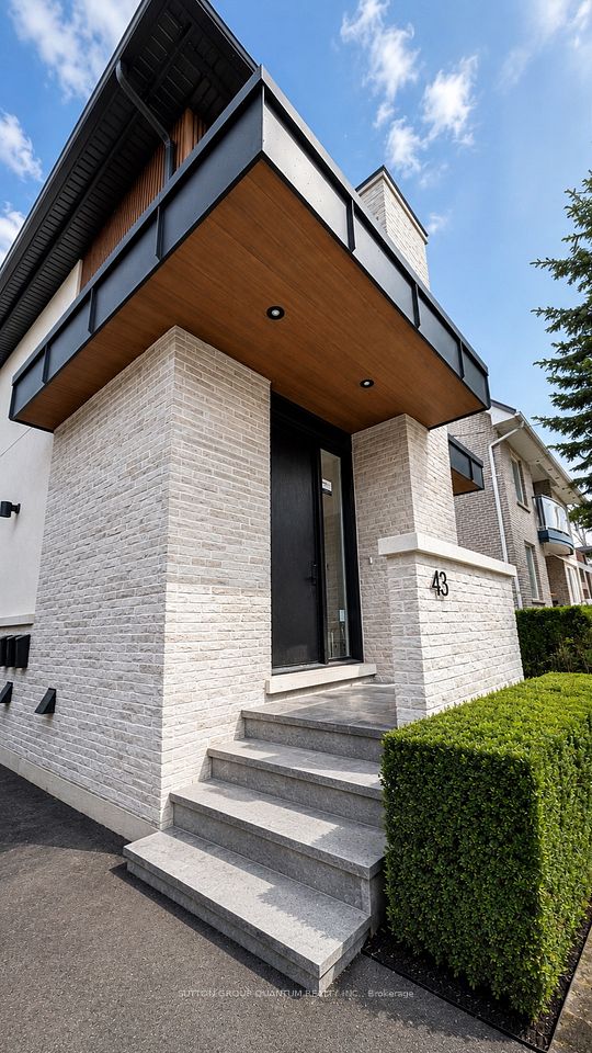 43 Elmwood Avenue N #1, Mississauga, On L5g 3k1