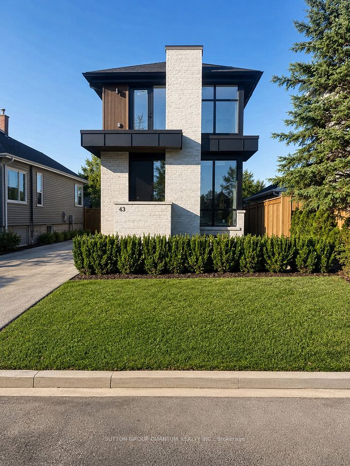 43 Elmwood Avenue N #3, Mississauga, On L5g 3k1