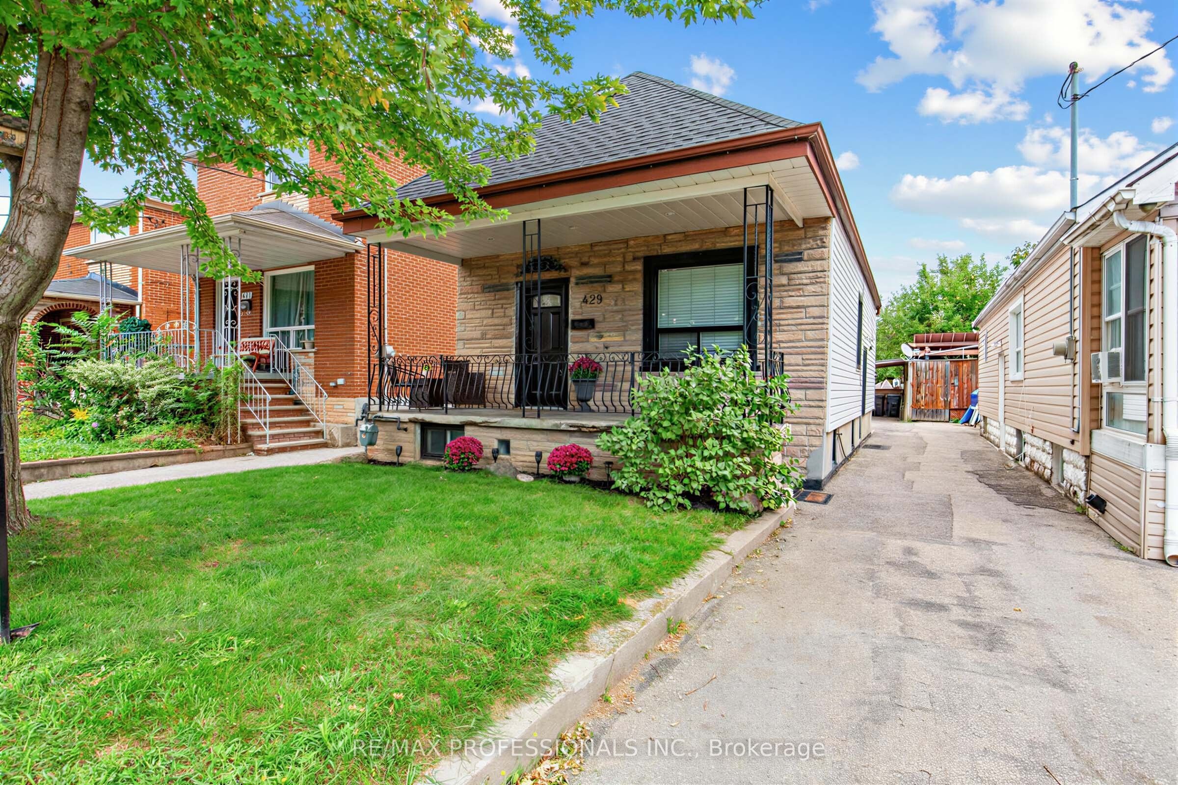 429 Gilbert Avenue, Toronto, On M6e 4x2