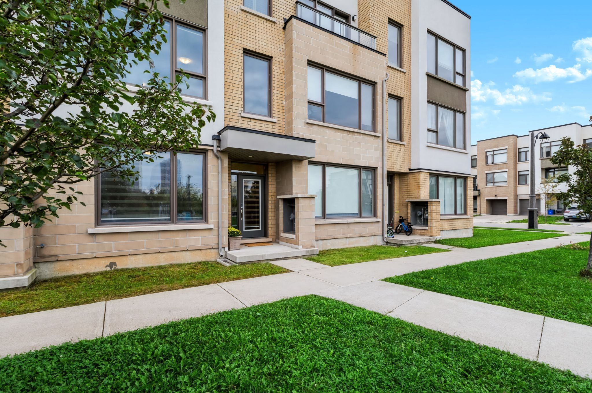 211 Squire Crescent 5, Oakville, On L6h 0l8