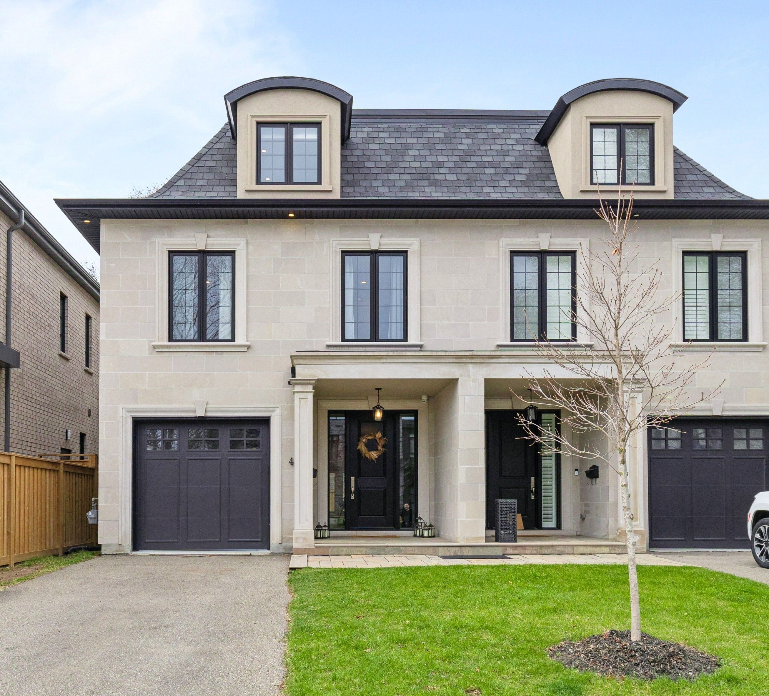 4 Iroquois Avenue, Mississauga, On L5g 1m6