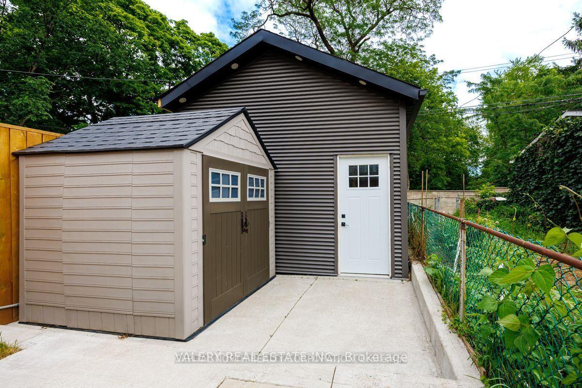 219 Mcroberts Avenue Upper, Toronto, On M6e 4p3