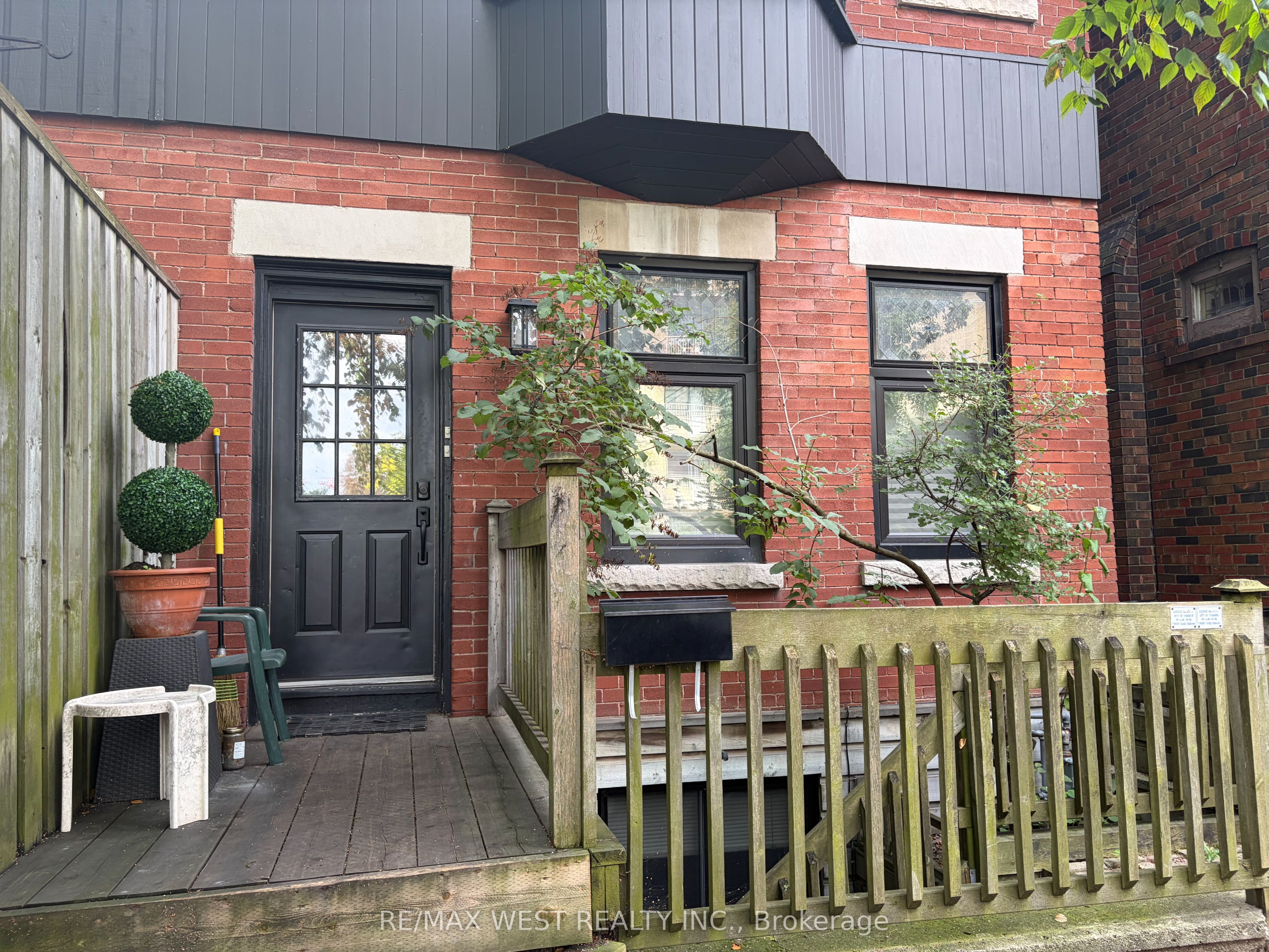 28 Spencer Avenue Upper, Toronto, On M6k 2j6