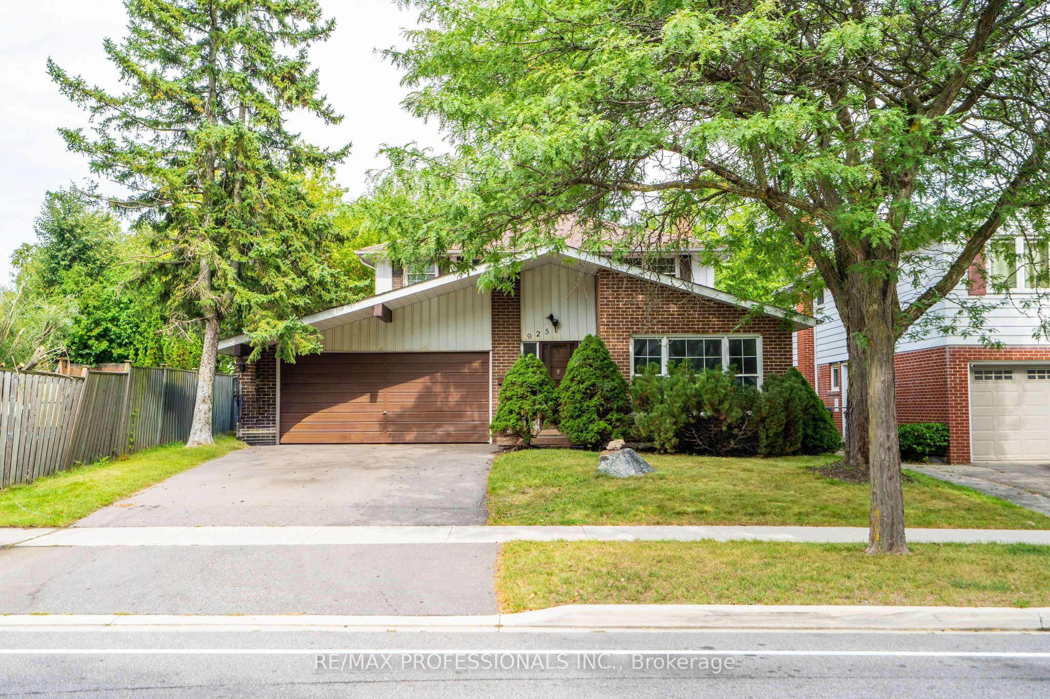 925 Runningbrook Drive, Mississauga, On L4y 2s6