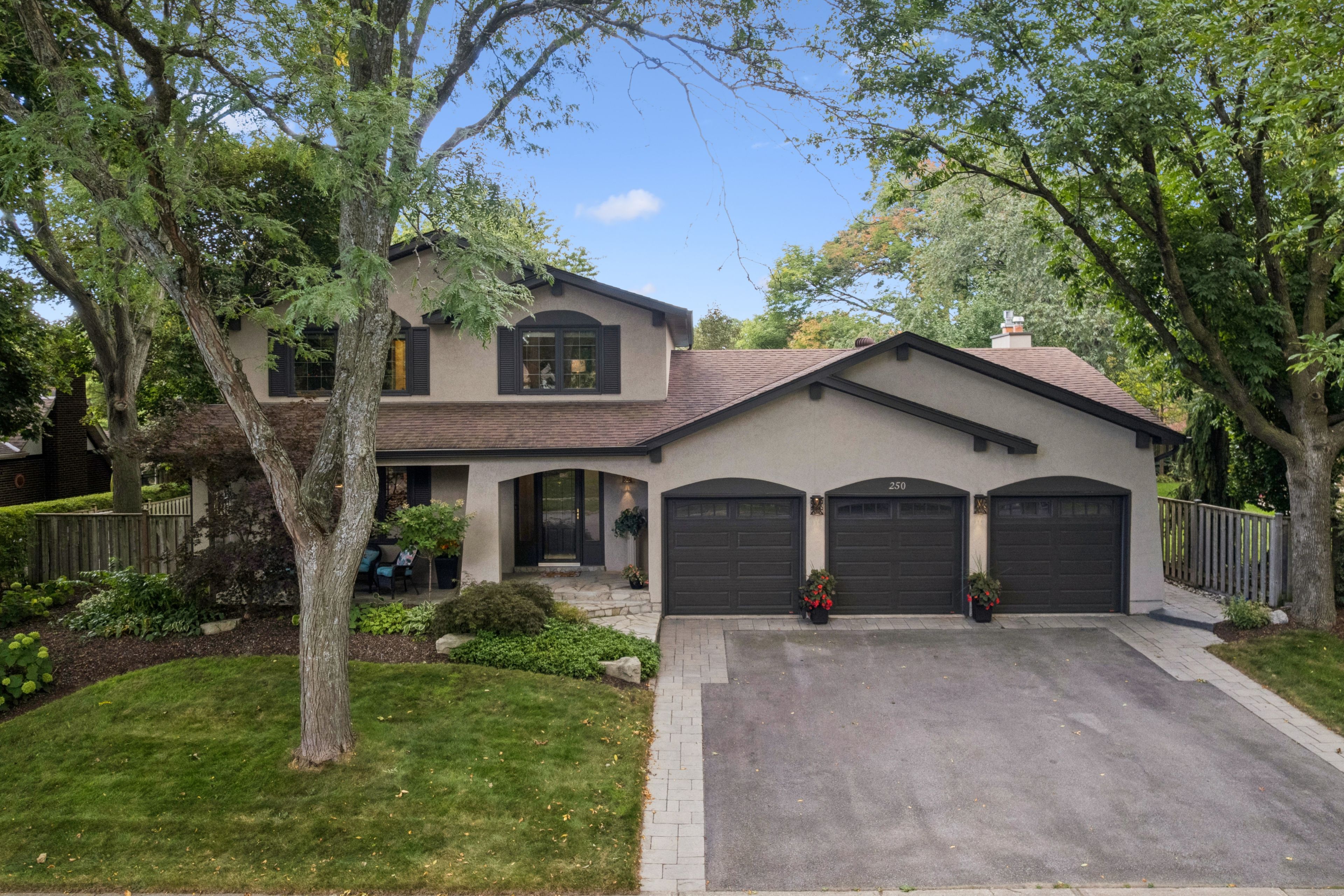 250 Mccraney Street W, Oakville, On L6h 3b2