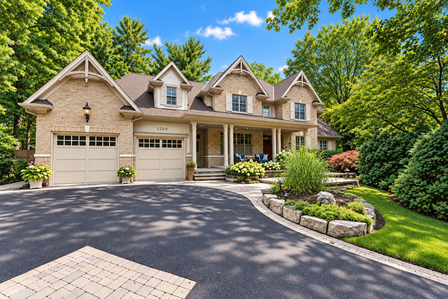 2209 Pineneedle Row, Mississauga, On L5c 1v4