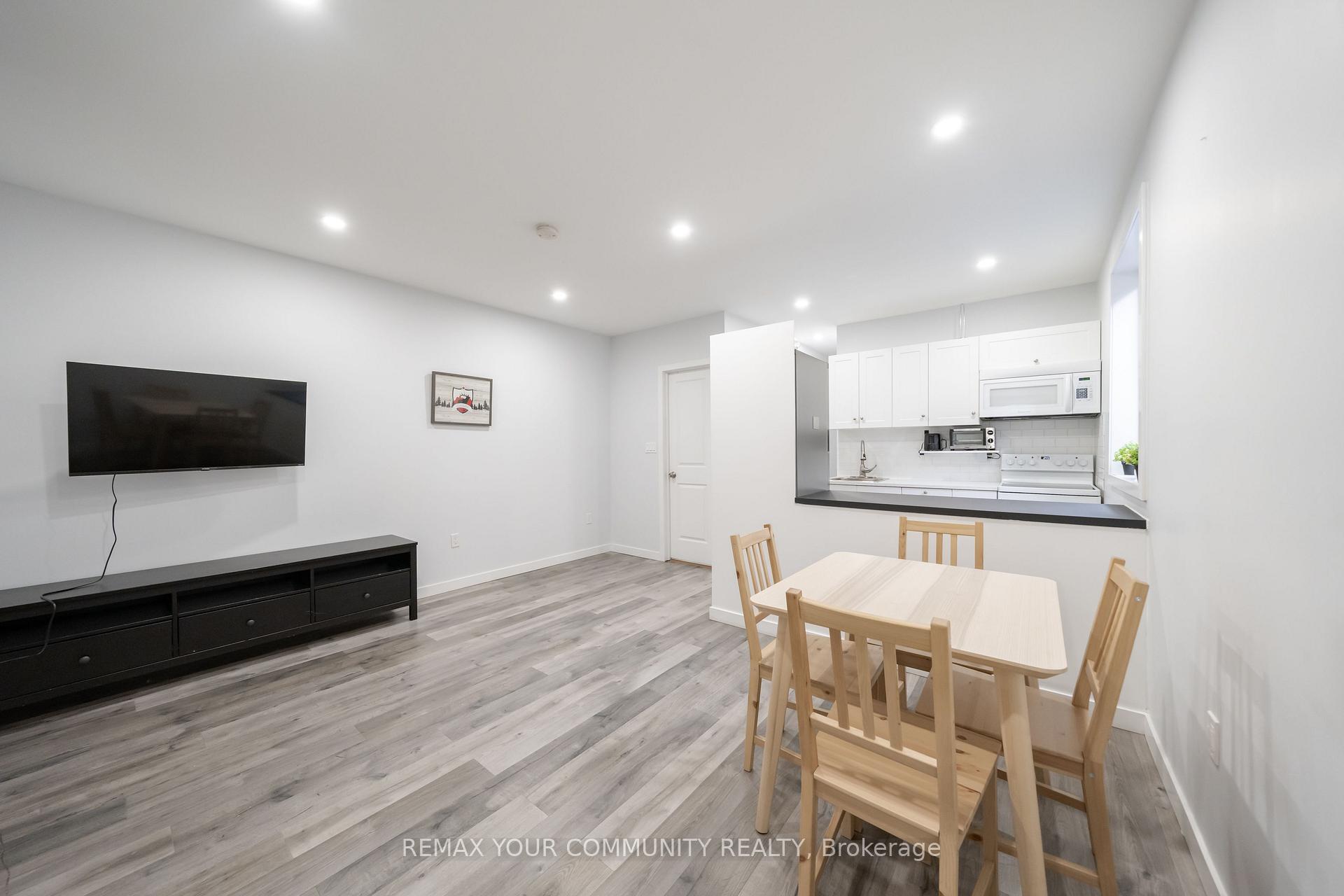 50 Brownville Avenue Main, Toronto, On M6n 4l3