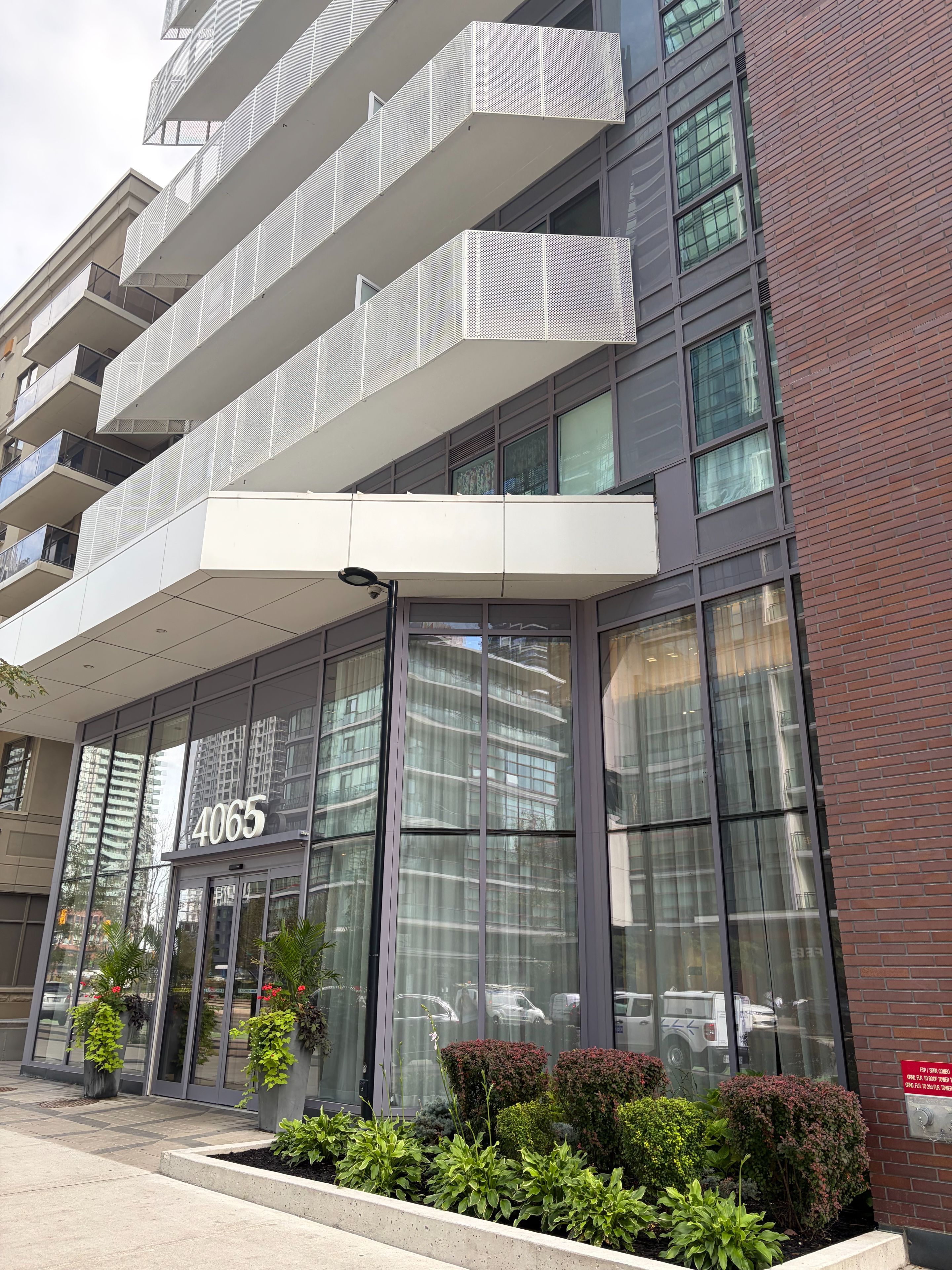 4065 Confederation Parkway 4211, Mississauga, On L5b 0l4