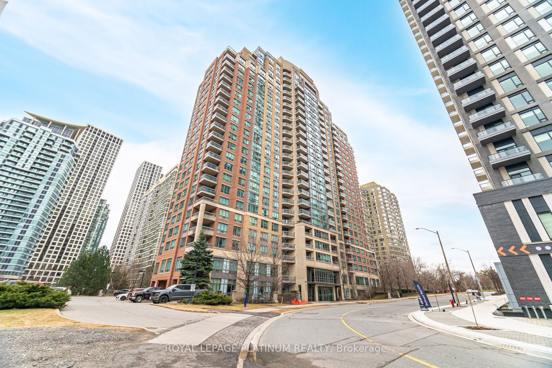 156 Enfield Place 703, Mississauga, On L5b 4l8