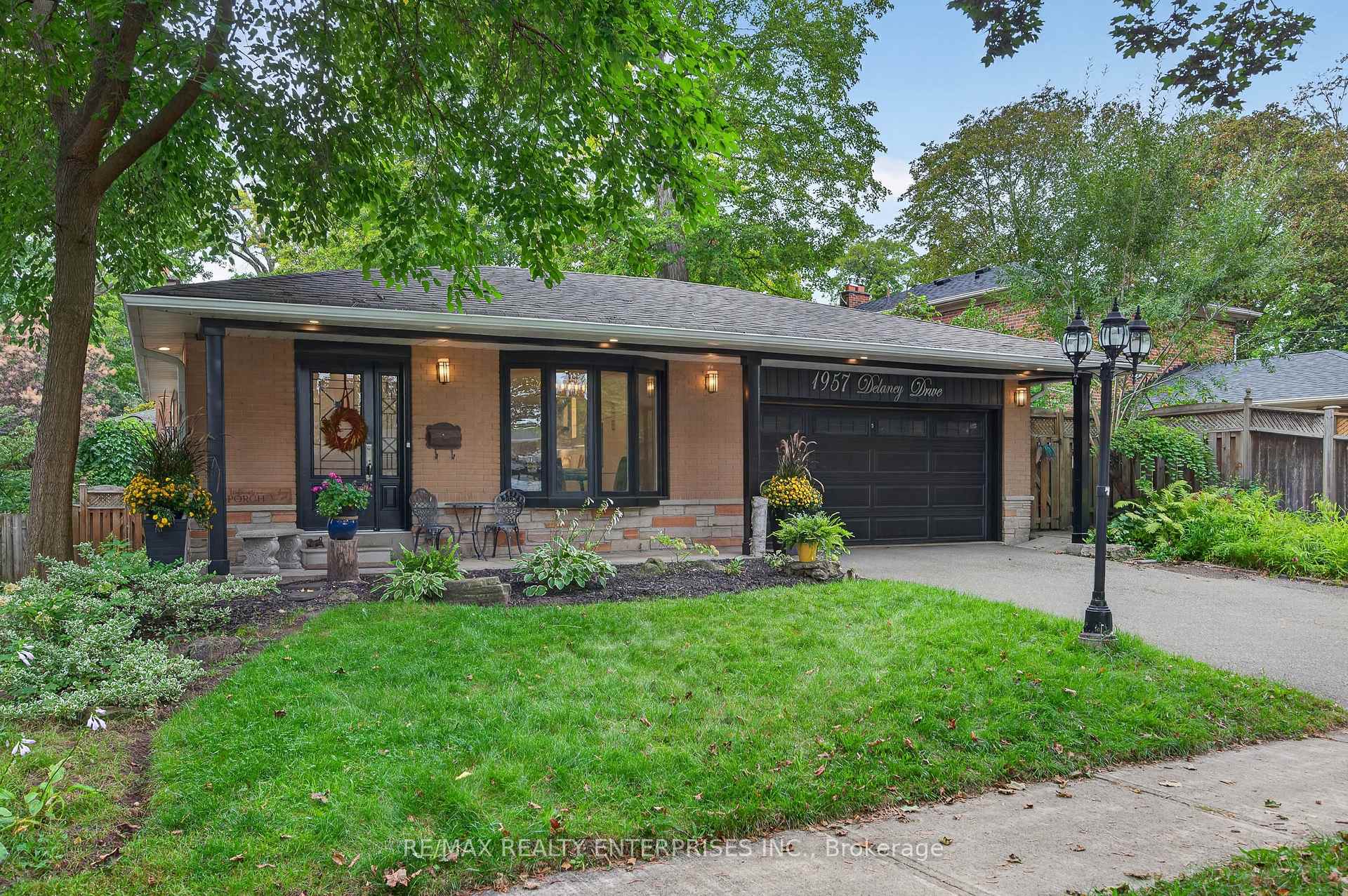 1957 Delaney Drive, Mississauga, On L5j 3l3