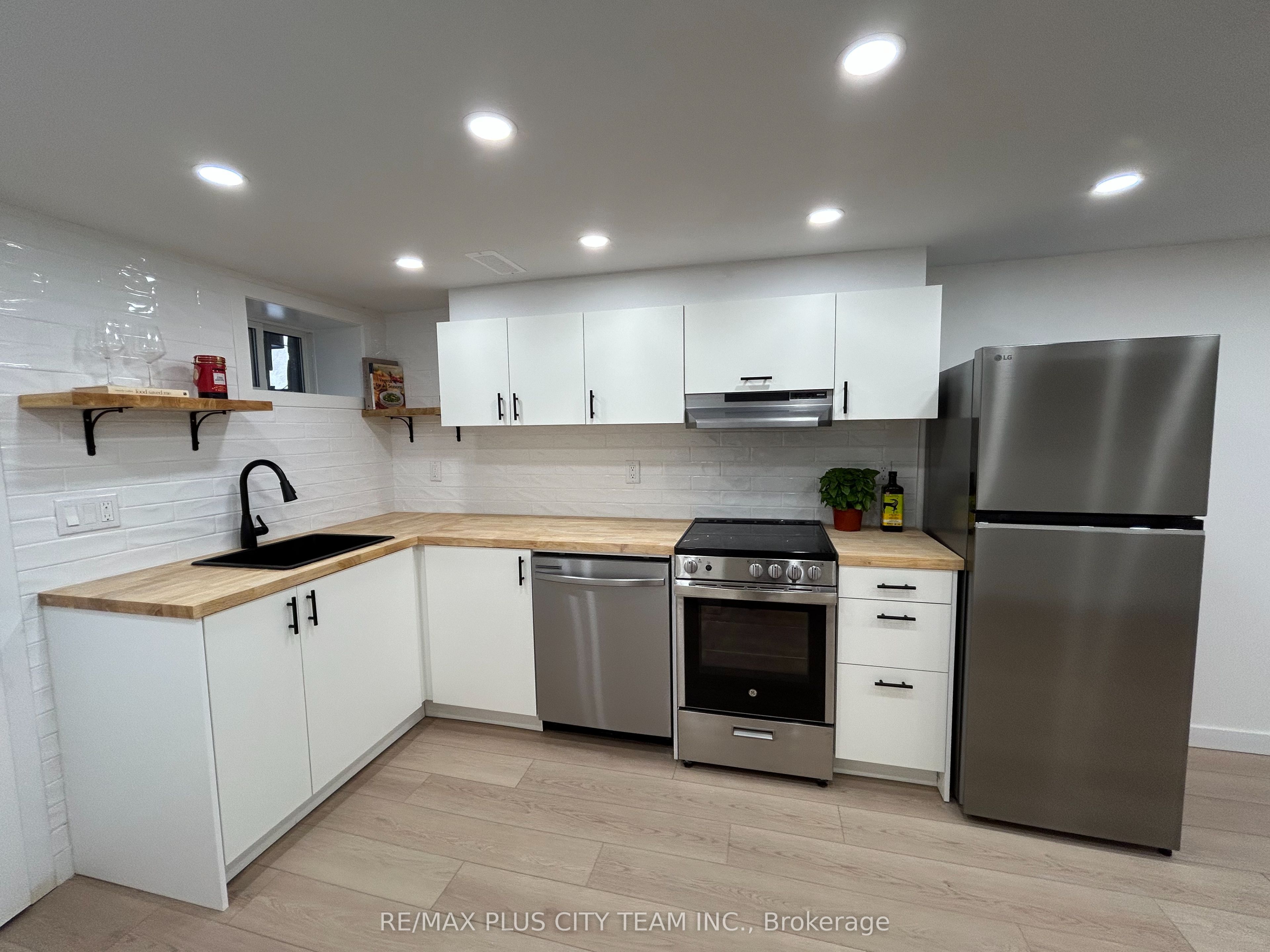148 Ascot Avenue Lower, Toronto, On M6e 1g4