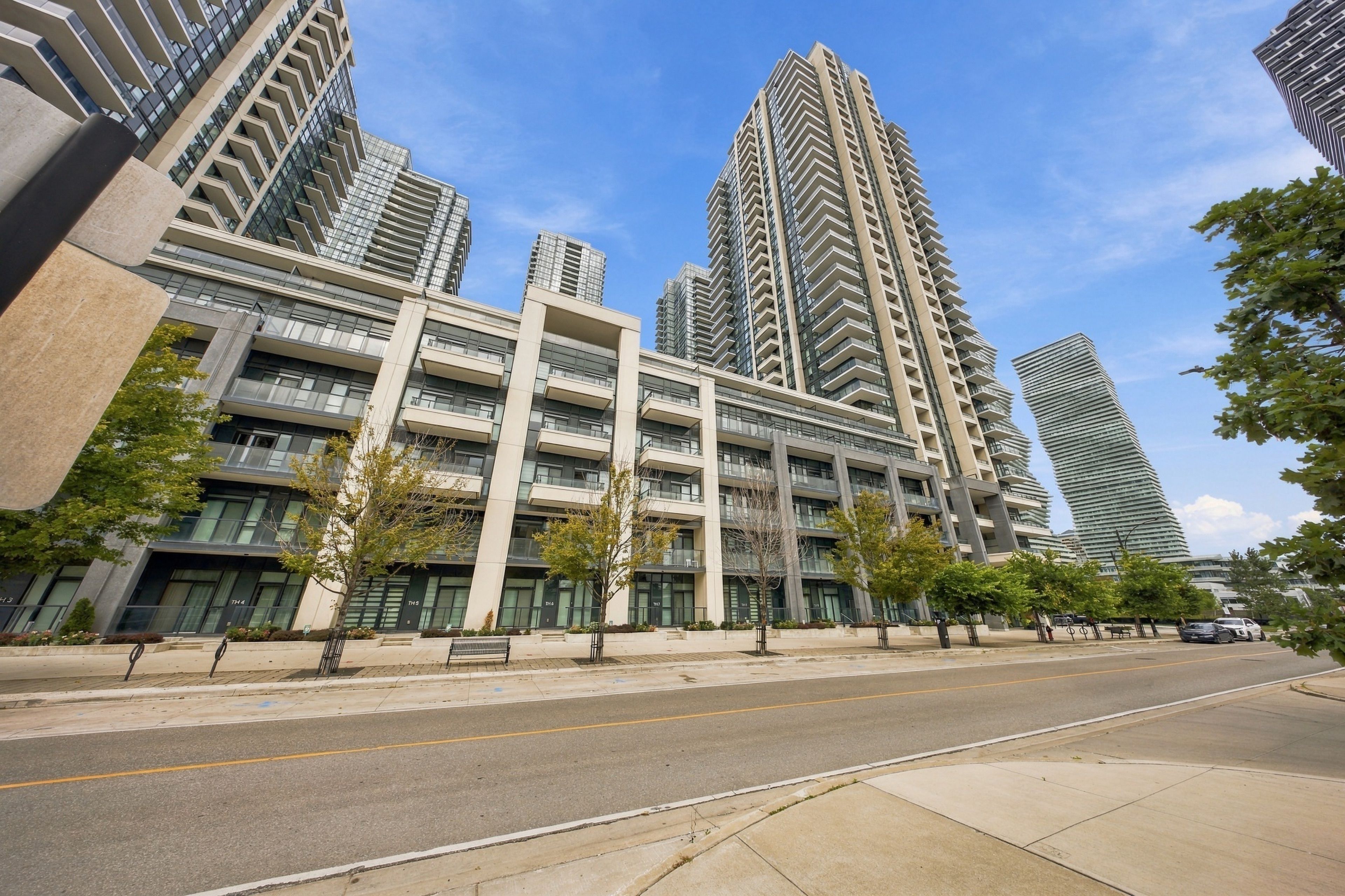 4055 Parkside Village Drive Th6, Mississauga, On L5b 0k8
