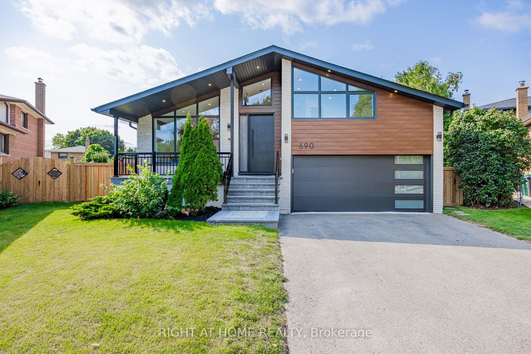 690 Hillman Crescent, Mississauga, On L4y 2h9