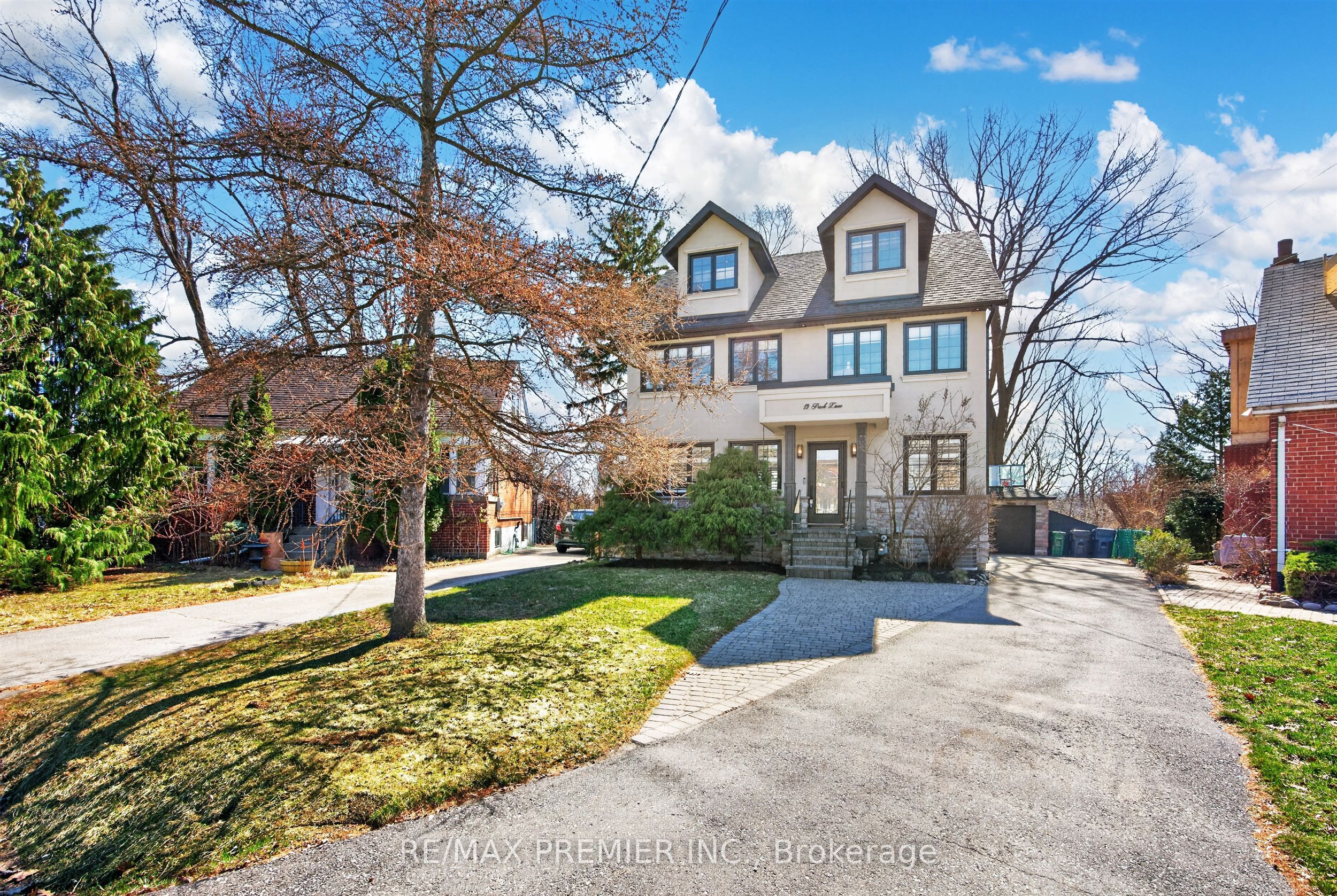 19 Park Lane, Toronto, On M8y 1r7
