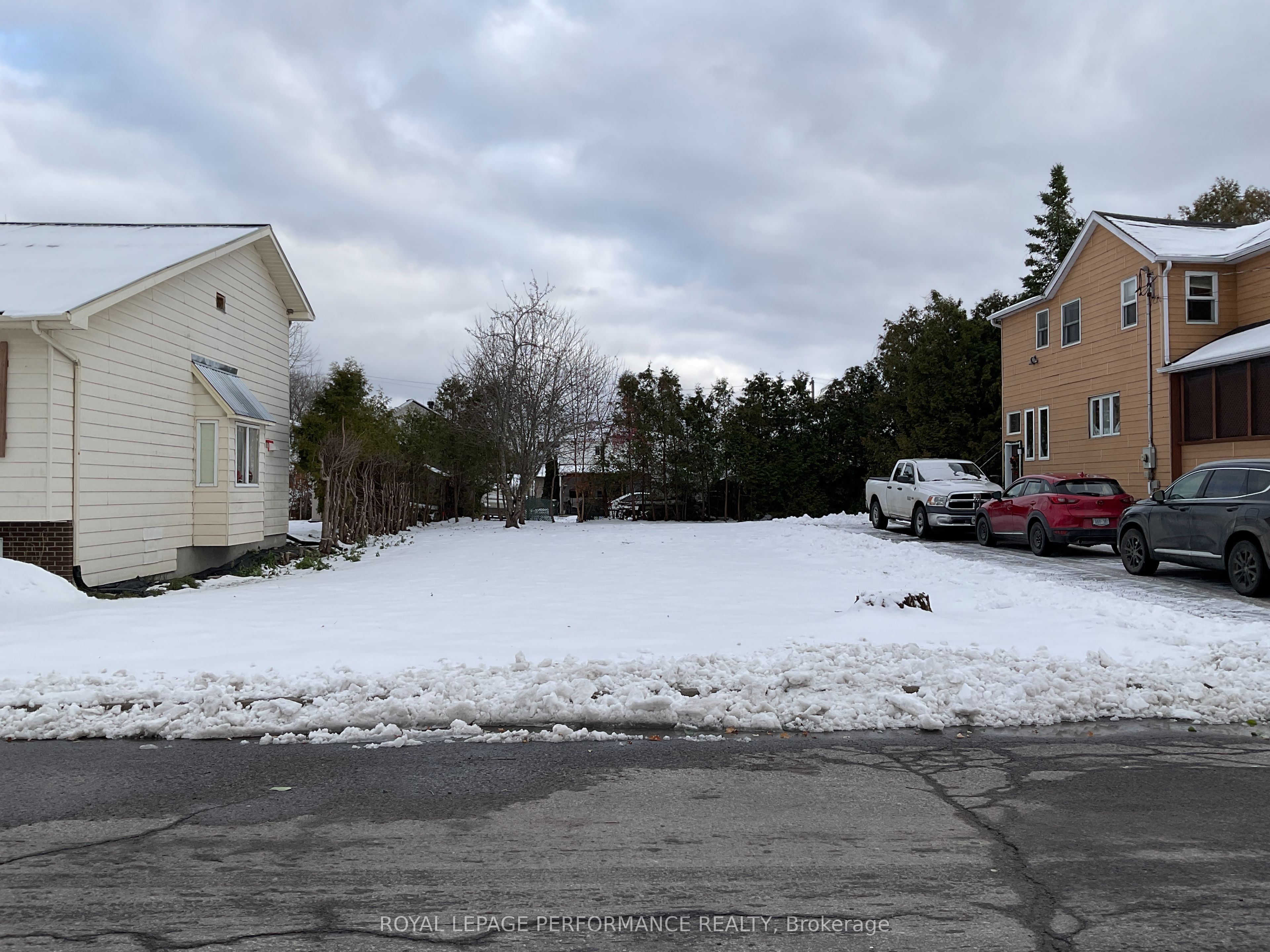 Na Kitchener Street, Hawkesbury, On K6a 2p1