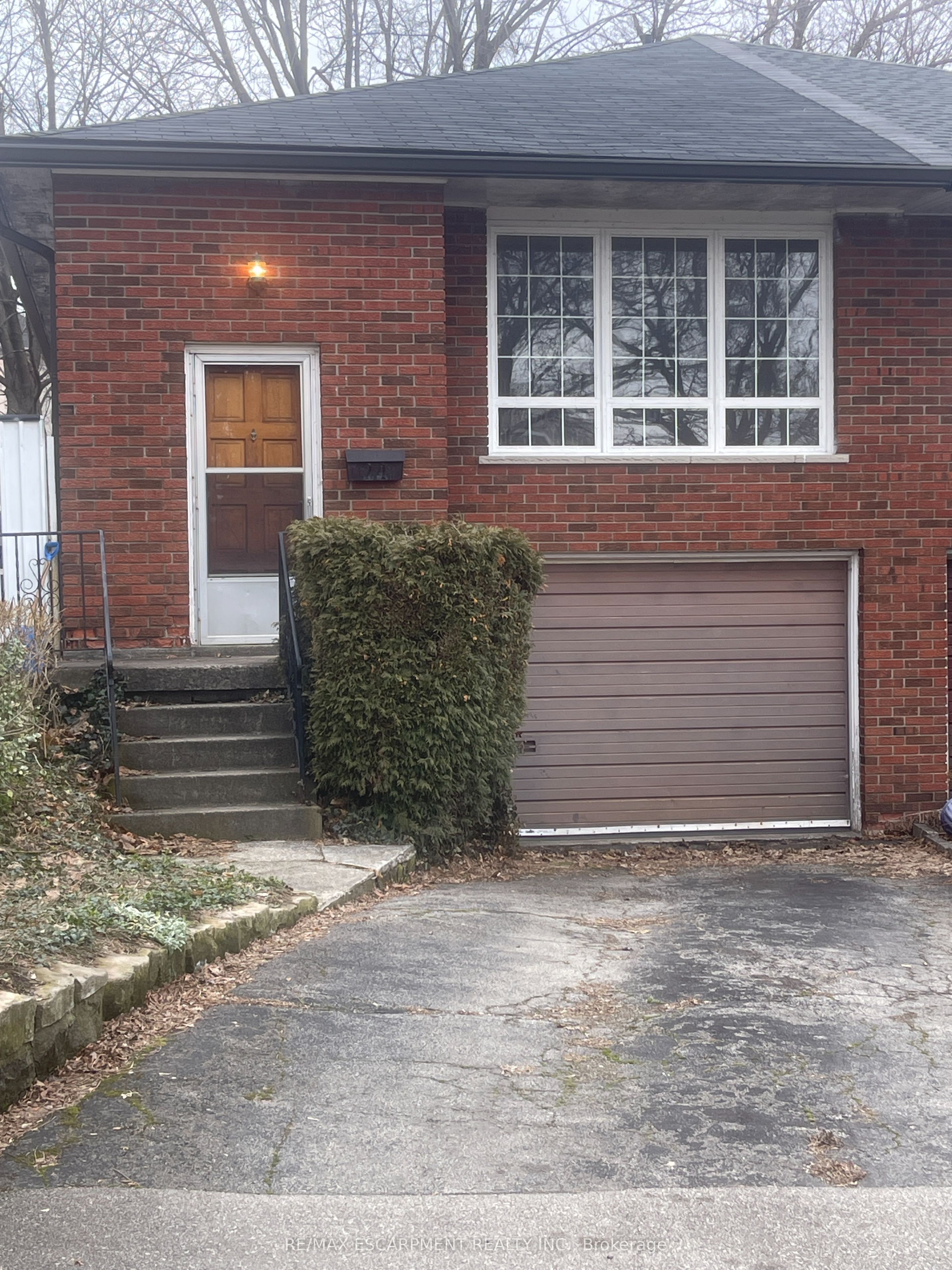 24 Yeoville Court, Hamilton, On L9c 5w5
