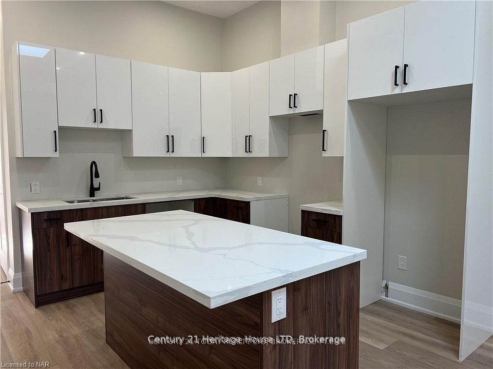 43 Jarvis Street 205, Fort Erie, On L2a 2s3