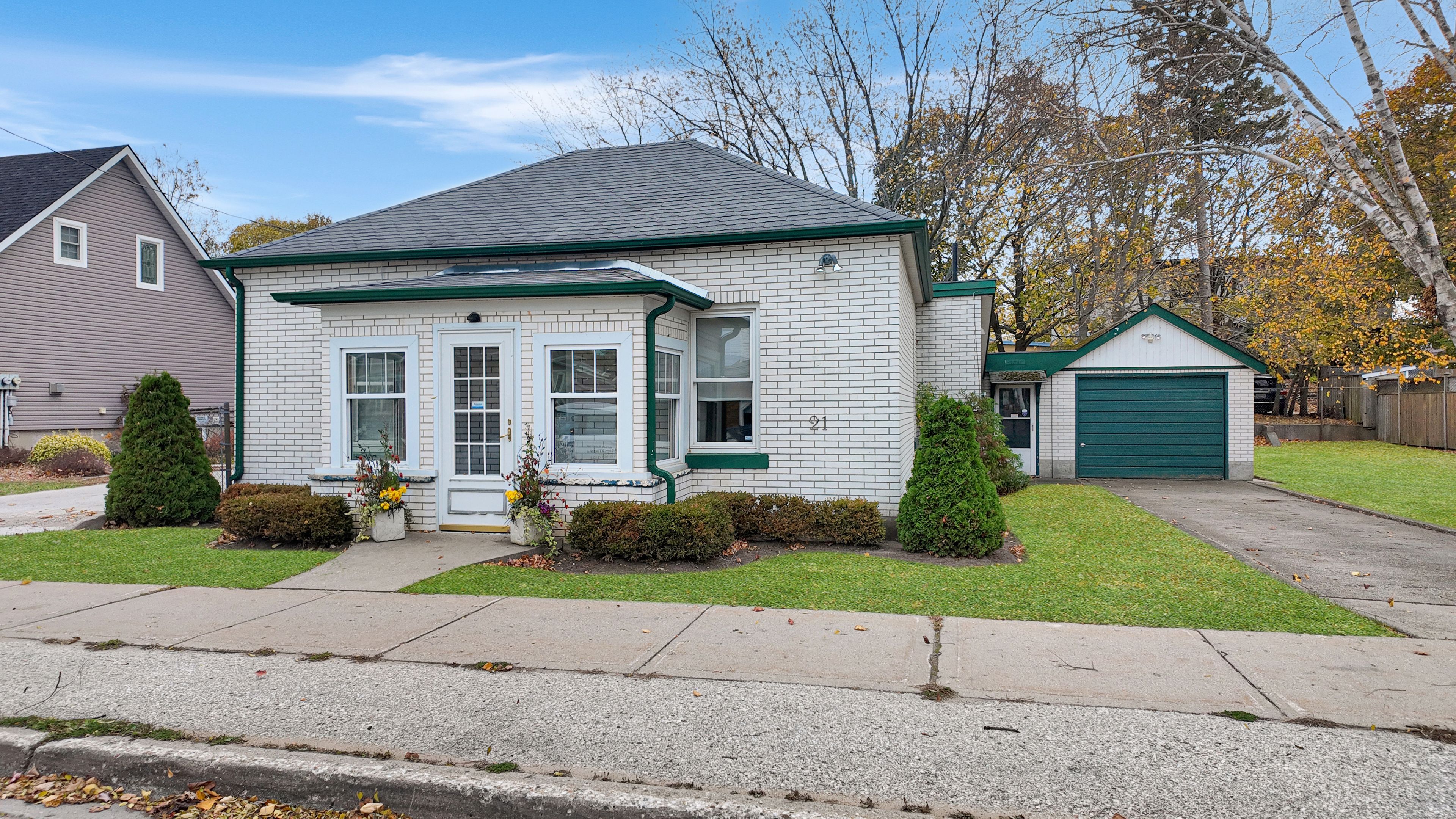 21 Grosvenor Street N, Saugeen Shores, On N0h 2l0