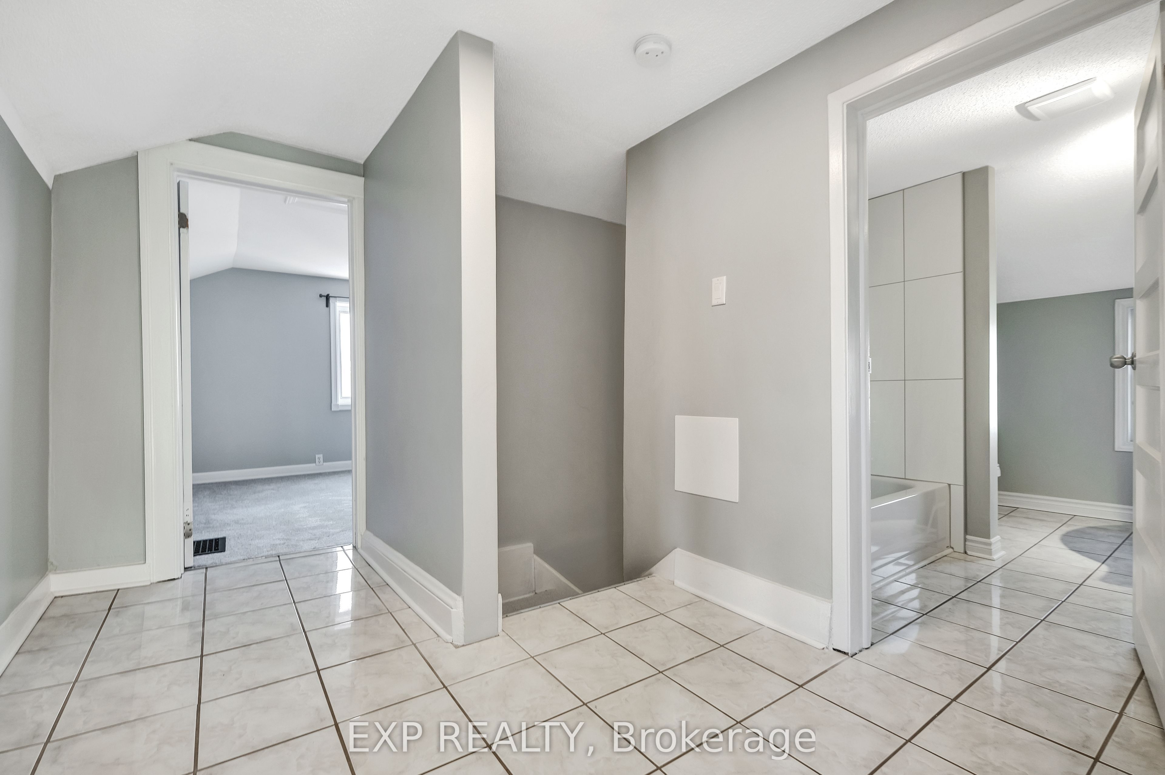 566 Kirkwood Avenue, Westboro - Hampton Park, On K1z 5x4