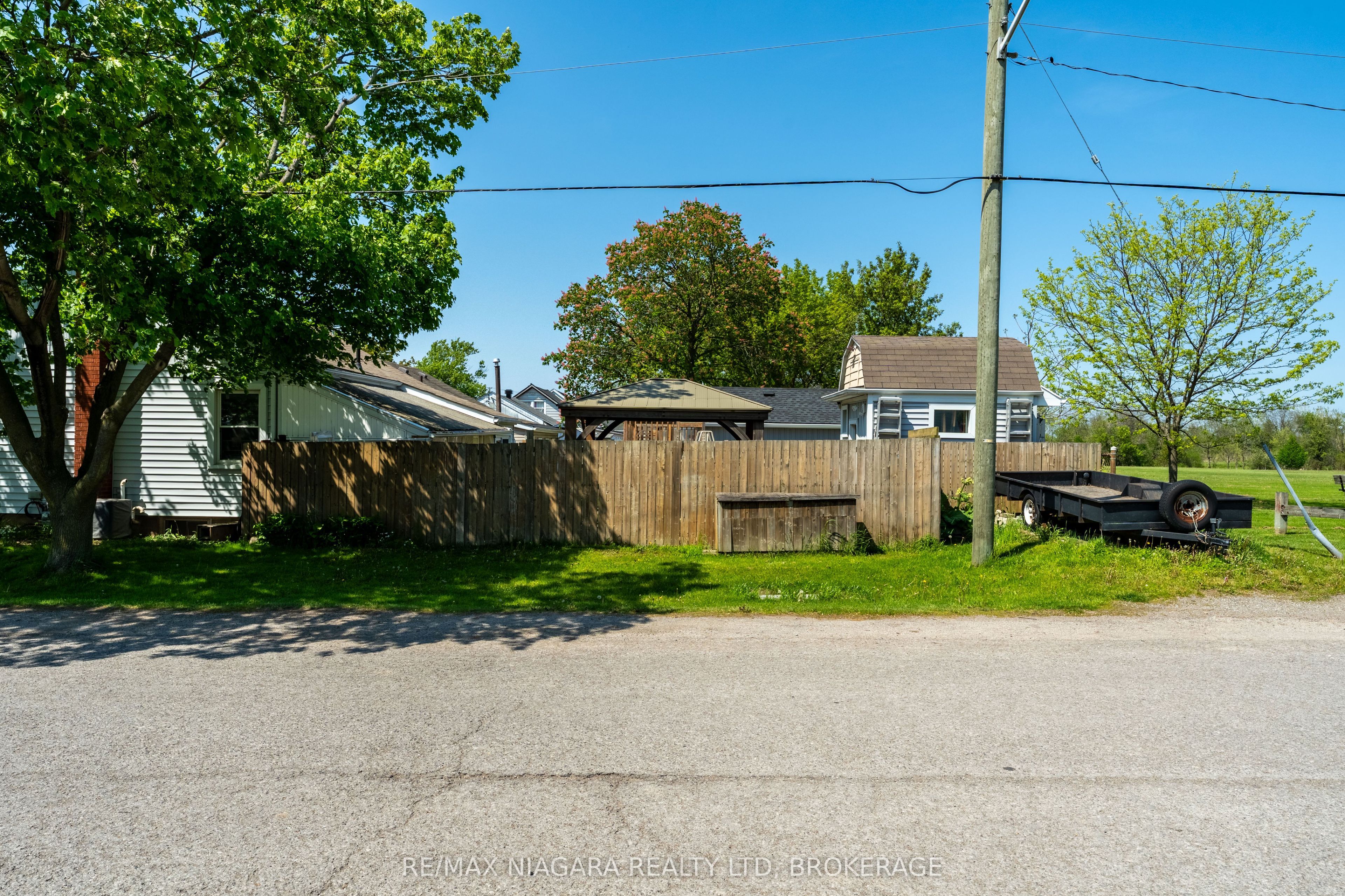 18 1/2 Willow Street, St. Catharines, On L2t 1n4