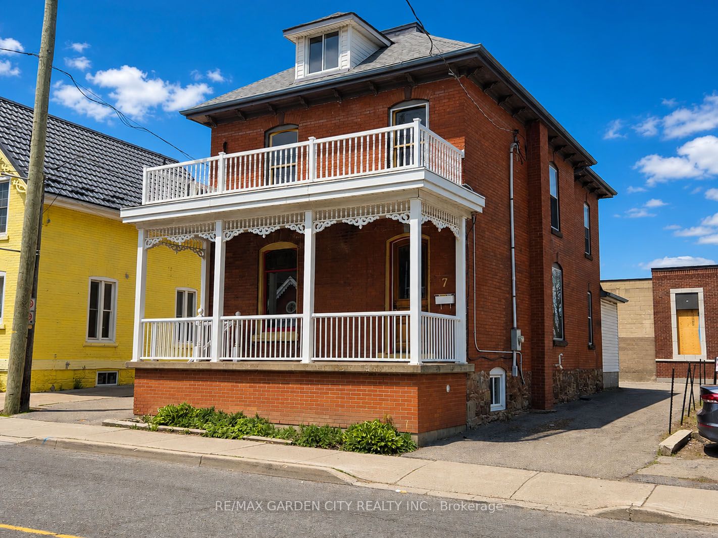 7 Ontario Street, Grimsby, On L3m 3g8