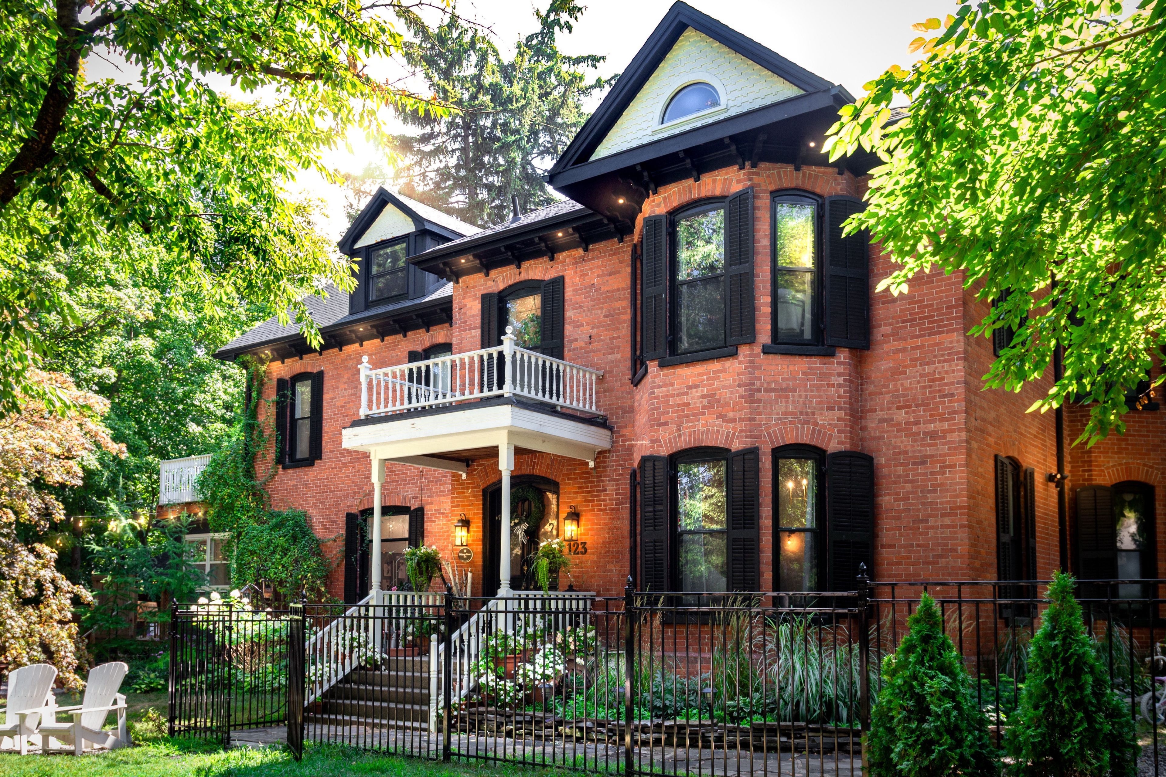 123 Main Street W, Grimsby, On L3m 1r9