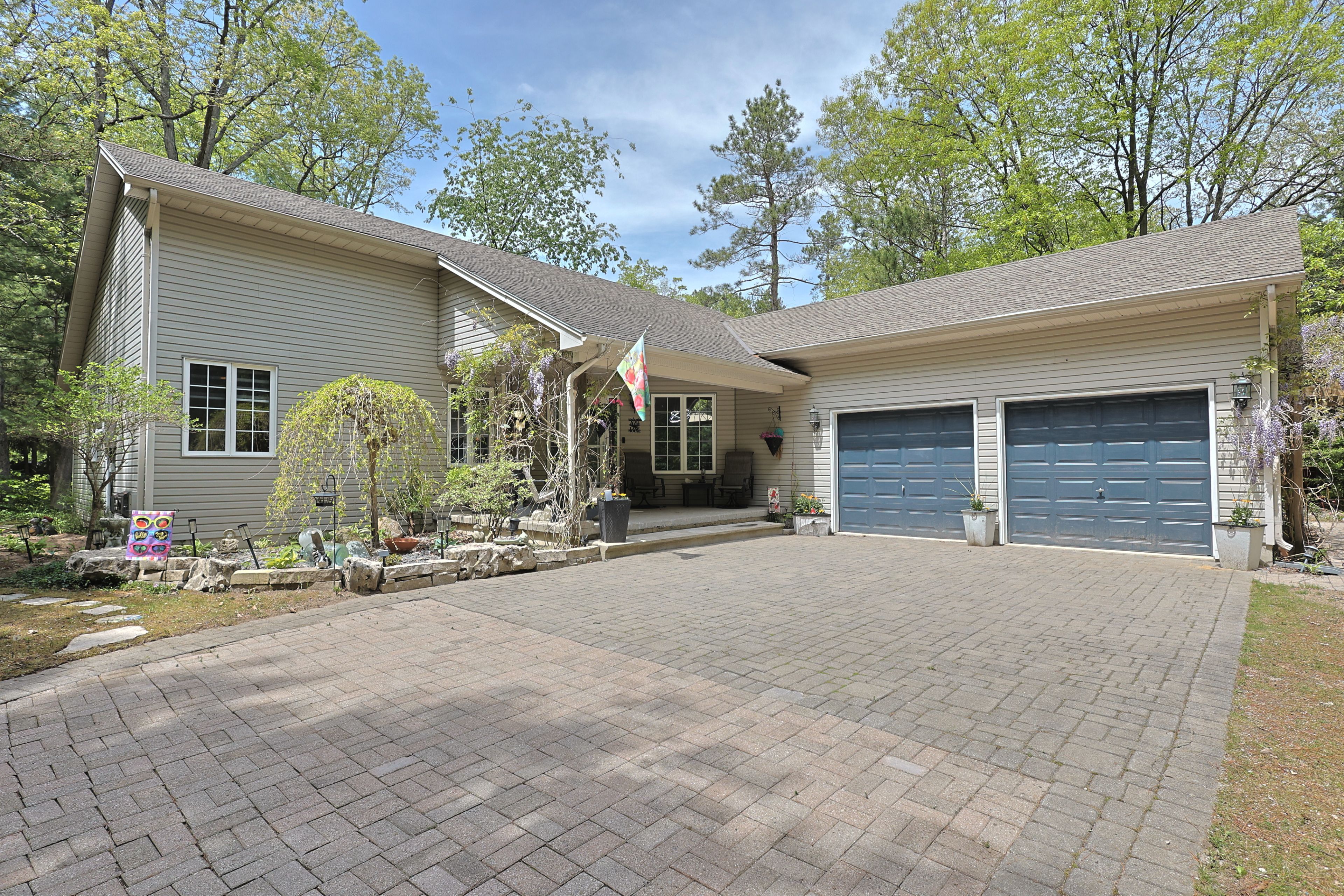 10419 Pinetree Drive, Lambton Shores, On N0m 1t0