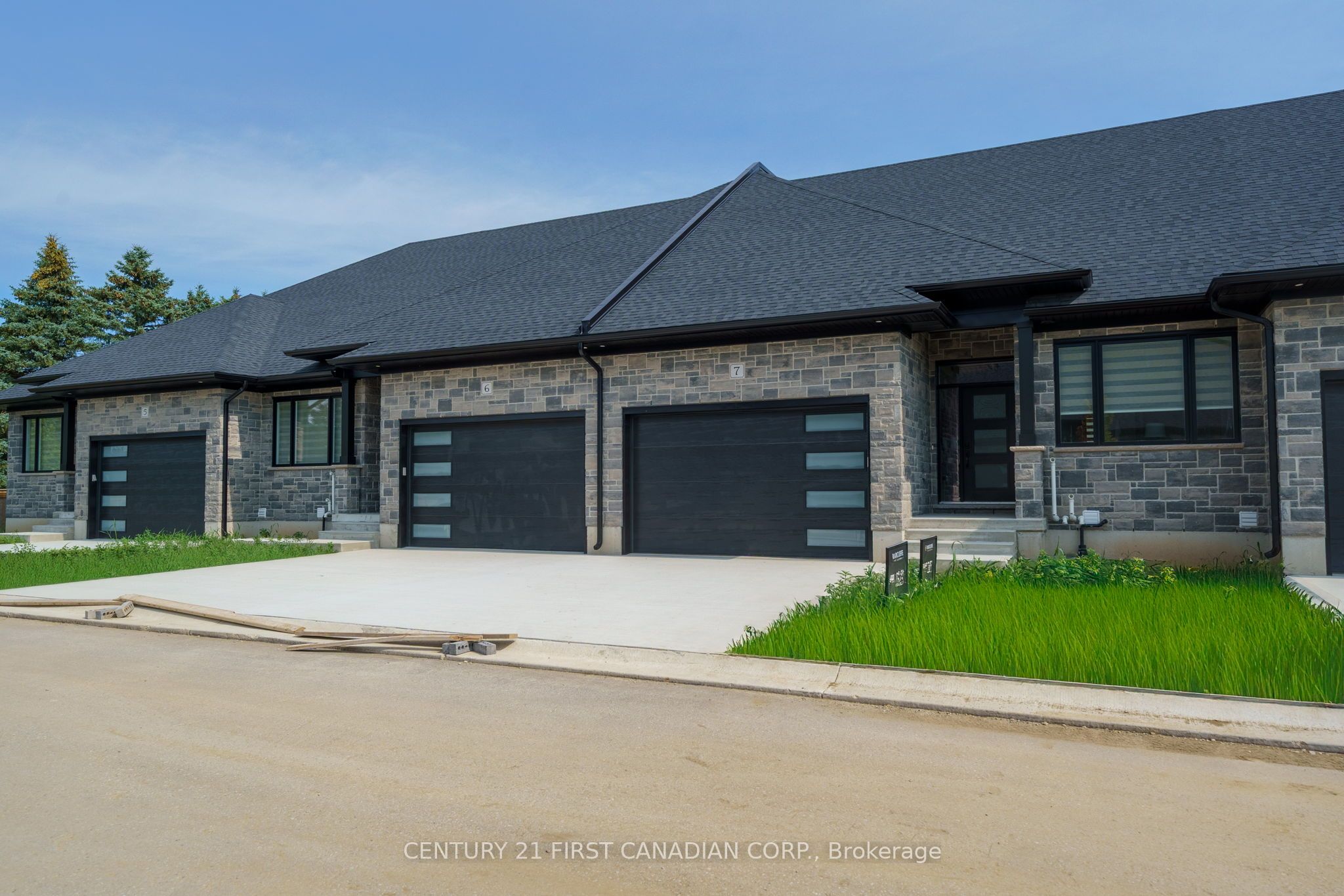 32 Postma Crescent 11, North Middlesex, On N0m 1a0